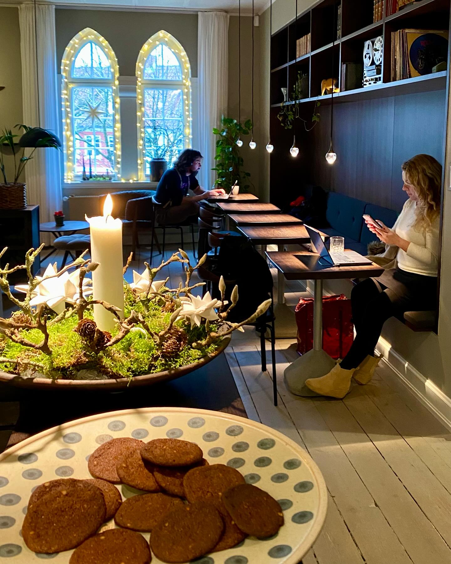 Stille dag i arbejdscafeen. Karen forkæler os med nybagte brunkager mens @nanna_groenbech_petersen laver julekalender til husets medlemmer. December i Tinghuset er altid lidt magisk 💫