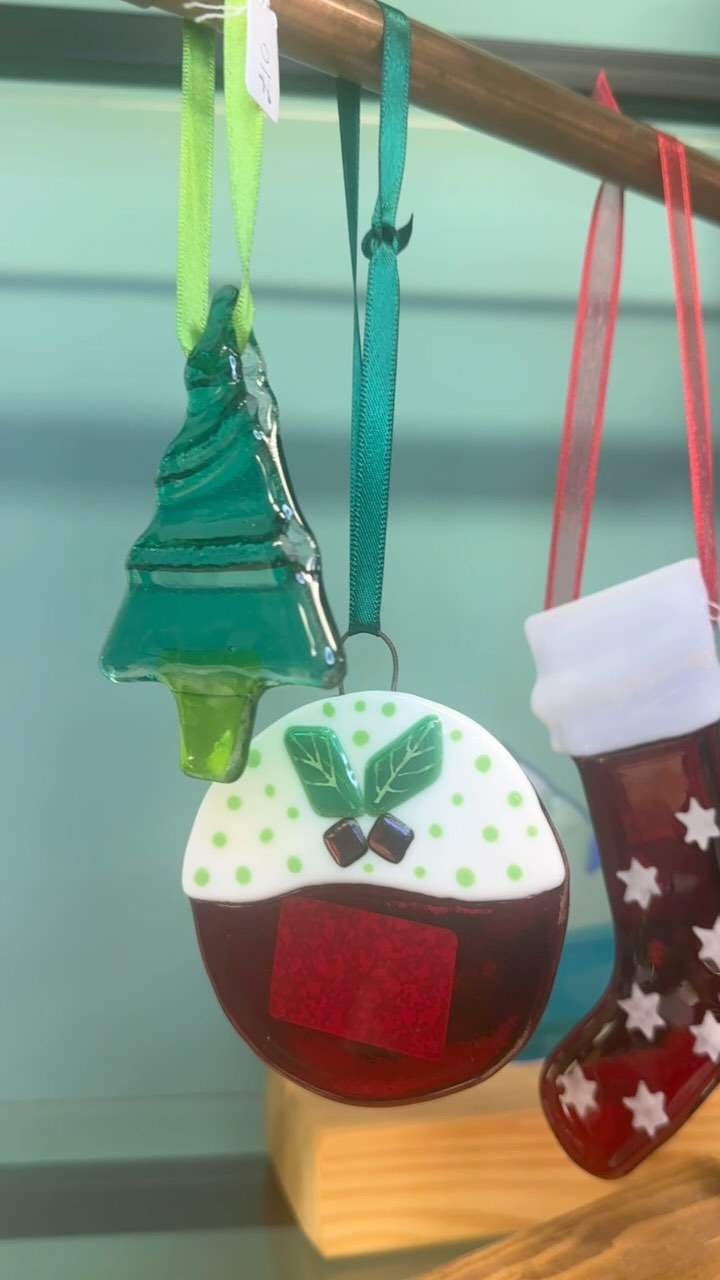 One of a kind gifts at Bobby’s, in our South Coast makers shop on the ground floor.
We’ve got a wide range of treats and handmade goods instore now such as cards, jewellery, home accessories including original art and one off pieces plus many locally made food and drink brands 🎁🎄✨