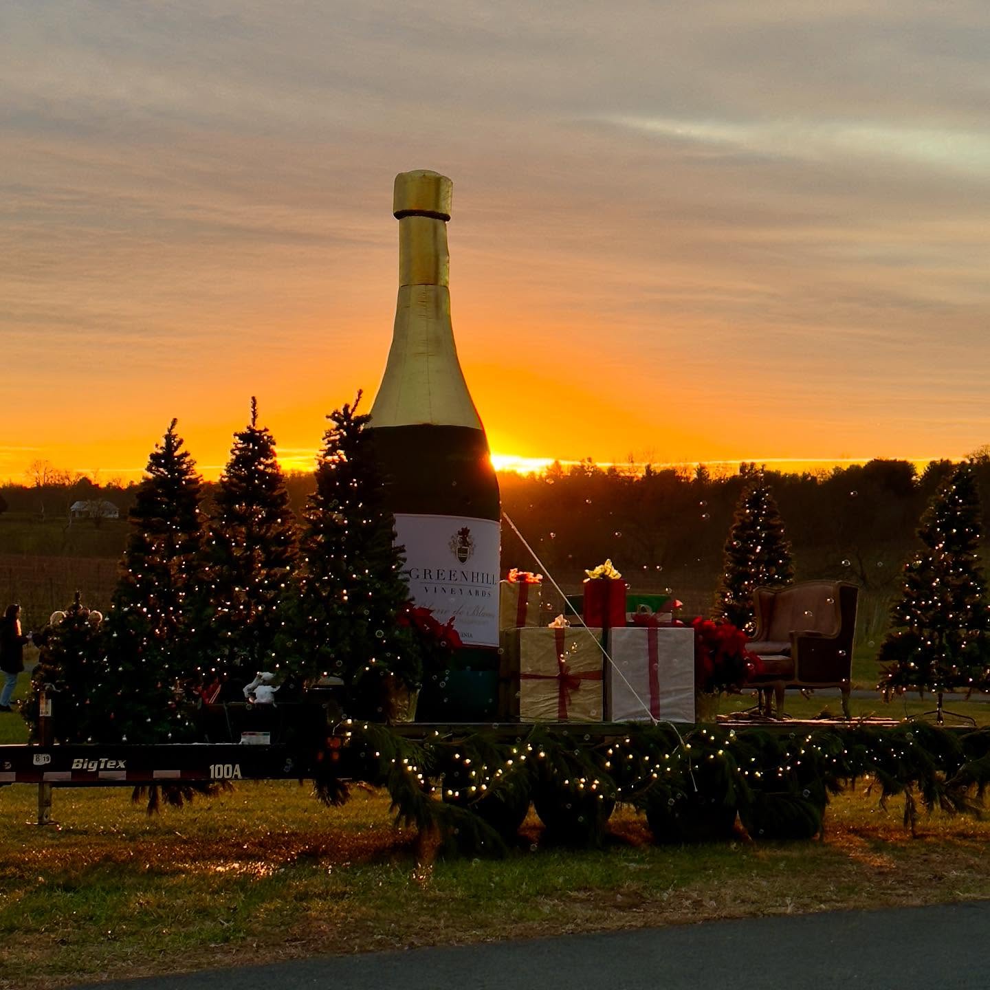 Enjoying the last glow of the beautiful Greenhill today❤️
#greenhillvineyardandwinery #middleburg #christmasinmiddleburg #christmas #winetasting #walkingwindfarmandflorist
