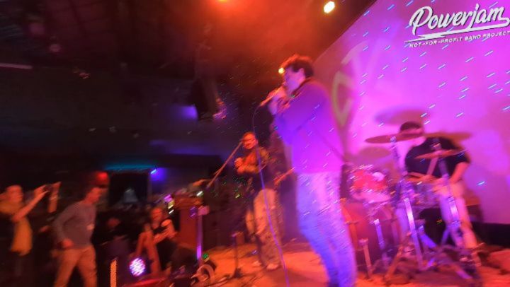 Way to get the crowd jumping!! This newly formed band with no name yet , debuted some brand new Powerjam members and smashed it! 🔥 Huge thanks to @jom_junior_open_mic for hosting what was a stellar event with a line up of awesome young talent!!
#powerjambandproject #swlondon @okanrollrap_music #swlondonmusic #templeofmusic #jomjunioropenmic
#youthband #youthmusic #bandacademy #twickenham #richmonduponthames