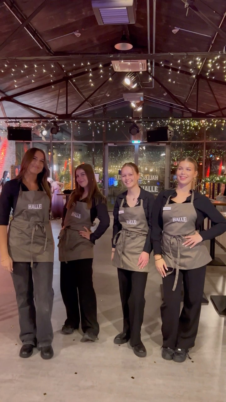 Let us present to you - DIE HALLE Tor 2 neuen Outfits für Banketts✨
Wie findet ihr sie?😛
#dresscode #arbeit #diehalletor2 #outfit #work #koeln #eventlocation