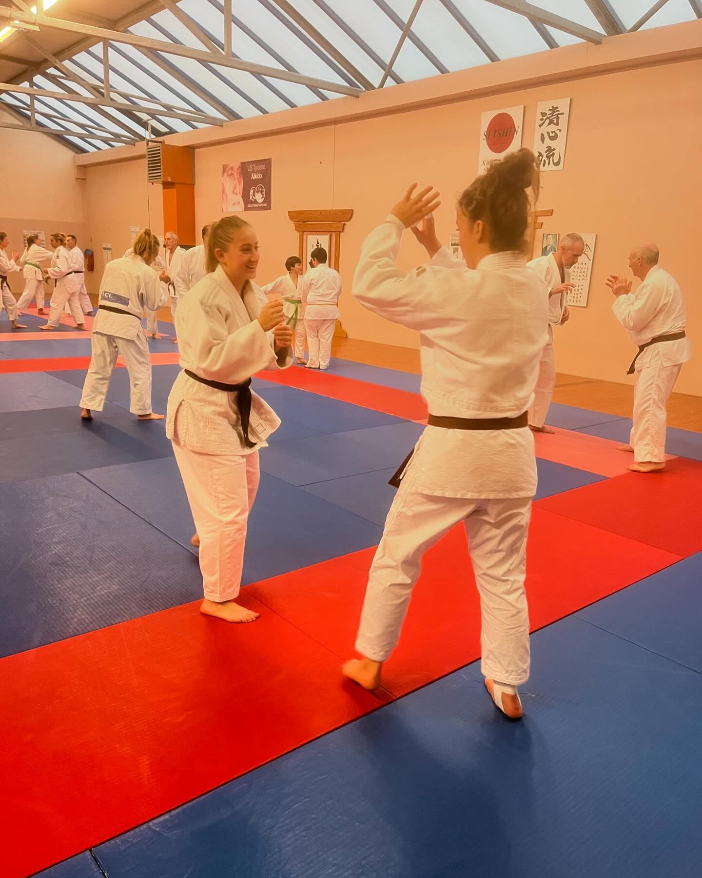 Un petit stage jujitsu sympathique 🤩 avec @Eva Bisseni que du bonheur pour nos judokas 🥰
#dojostainmartinois #comitedeslandesjudo #judocluncotebasque #judoclubcotebascolandais