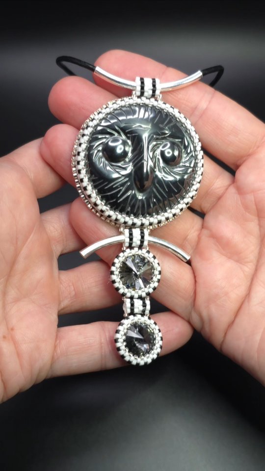 Snow Owl. Pendant.
It has a short cord, but the length can be increased by adding a chain (included).
The face of the owl is hematite stone.
Available.
For details, please contact me. 😊
#pendant #jewelry #handcrafted #customjewelry #handmadegifts #giftideas #canada #ottawa #smallbusiness #supportsmallbusiness #forsale #avaliableforsale