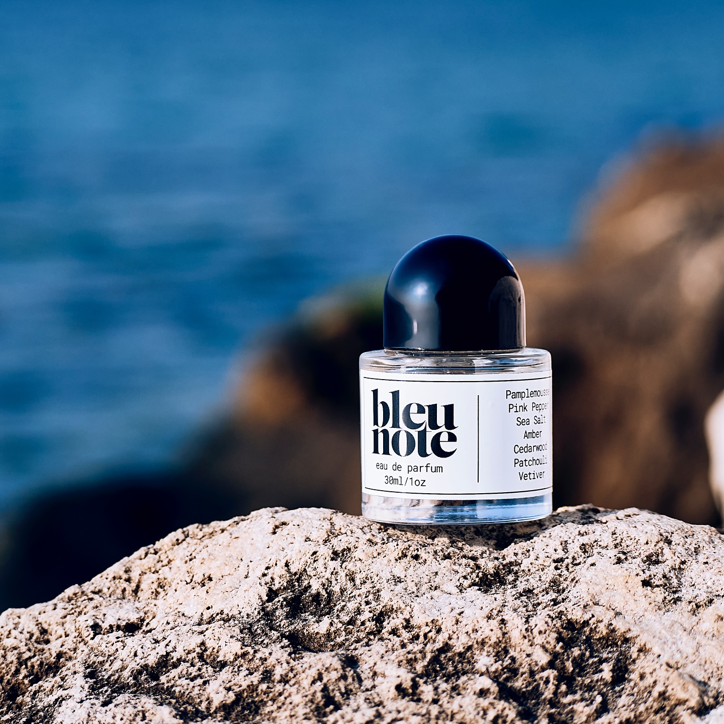 Ah, the sea salt notes… 🌊 I feel at home anywhere you can smell salt in the air. I love the sea in every season, when it’s dark and cold, and the skies are cloudy. That’s what BLEU NOTE is - a deeper shade of blue.
This unisex eau de parfum is in collaboration with @roseoverdosed and can be found in the online shop and @ecrusecondhandshop
📸 @irisphoto_graphy
#scent #perfume #nicheperfume #fragrance