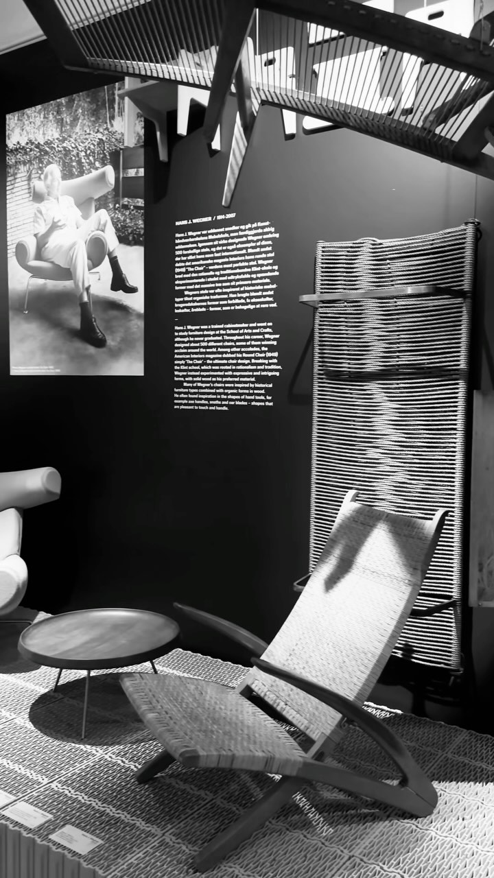 Hans J. Wegner er en af Danmarks mest anerkendte møbeldesignere, og hans værker repræsenterer en kombination af håndværksmæssig perfektion, tidløs æstetik og innovativ funktionalitet. På Designmuseet i København kan du opleve en helt særlig udstilling, der fremhæver nogle af Wegners ikoniske designs i en ny og inspirerende kontekst.
Blandt udstillingens mange skatte er det unikke Fiske Skab, et møbel, der med sin organiske form og gennemførte detaljering illustrerer Wegners evne til at skabe design, der både er praktisk og skulpturelt. Dette skab er en hyldest til naturens former og står som et vidnesbyrd om Wegners forpligtelse til både kunst og håndværk.
#HansJWegner #FiskeSkab #DanskDesign #Møbelkunst #Designmuseum #København #TidløstDesign