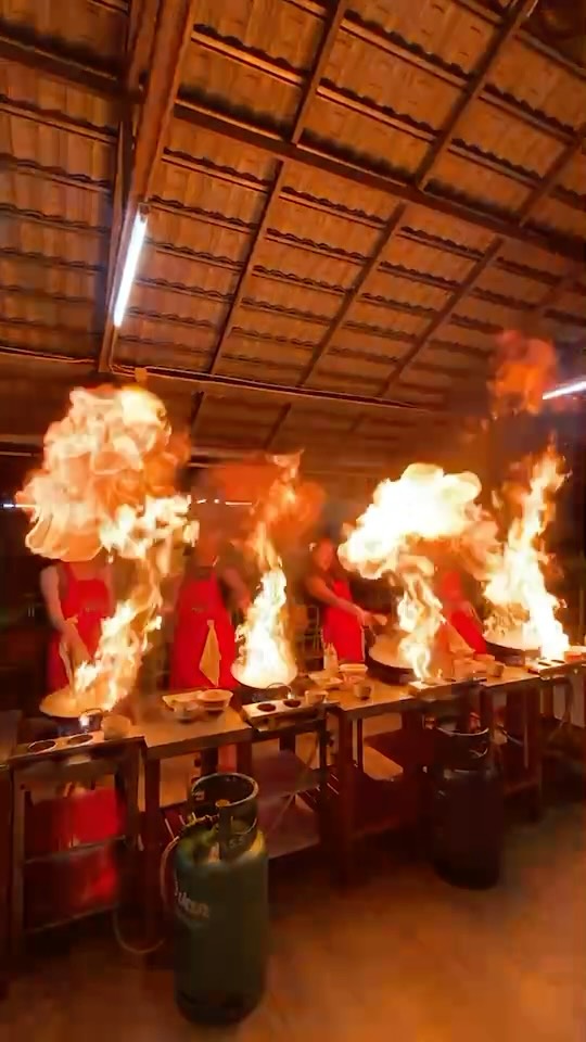 Turn the heat on 🔥🔥
Make a fire for more aromas in your dishes
#thai #Chiangmai #lerning #cooking #thaicookingcourse #activities #workshop #thaicusine
