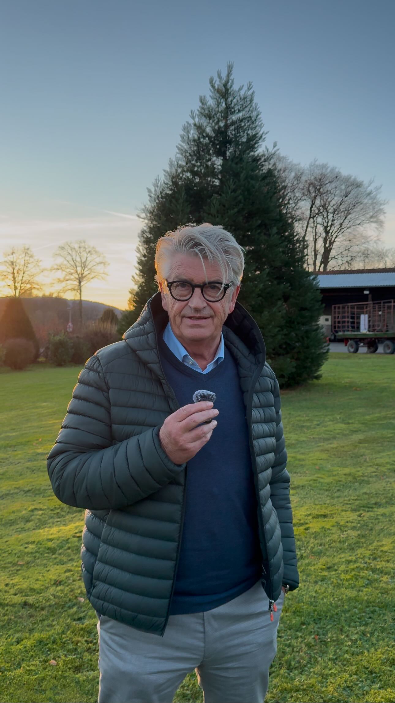 🎉 Diesen Sonntag, 15.12., ab 15 Uhr, ist @franzstaerk.official bei uns auf dem @hof_tobergte zu Gast! Vielleicht kennst du ihn aus der RTL-Show “The Golden Bachelor” – jetzt hast du die Chance, ihn live zu treffen! 🌹✨
Und das Beste: Franz verteilt Rosen an alle, die an diesem Tag einen Weihnachtsbaum kaufen. 🌲❤️
Natürlich erwartet dich auch unsere beliebte Weihnachts-Deko-Ausstellung von @_Wohnhimmel, dazu Glühwein, leckere Bratwürste und eine unvergessliche Weihnachtsstimmung. 🎅🍷
📍 Wo? Glückaufstraße 37, Georgsmarienhütte
⏰ Wann? Sonntag, 15.12., ab 15 Uhr
👉 Komm vorbei, hol dir deinen Traum-Tannenbaum und triff Franz Stärk! 🌟