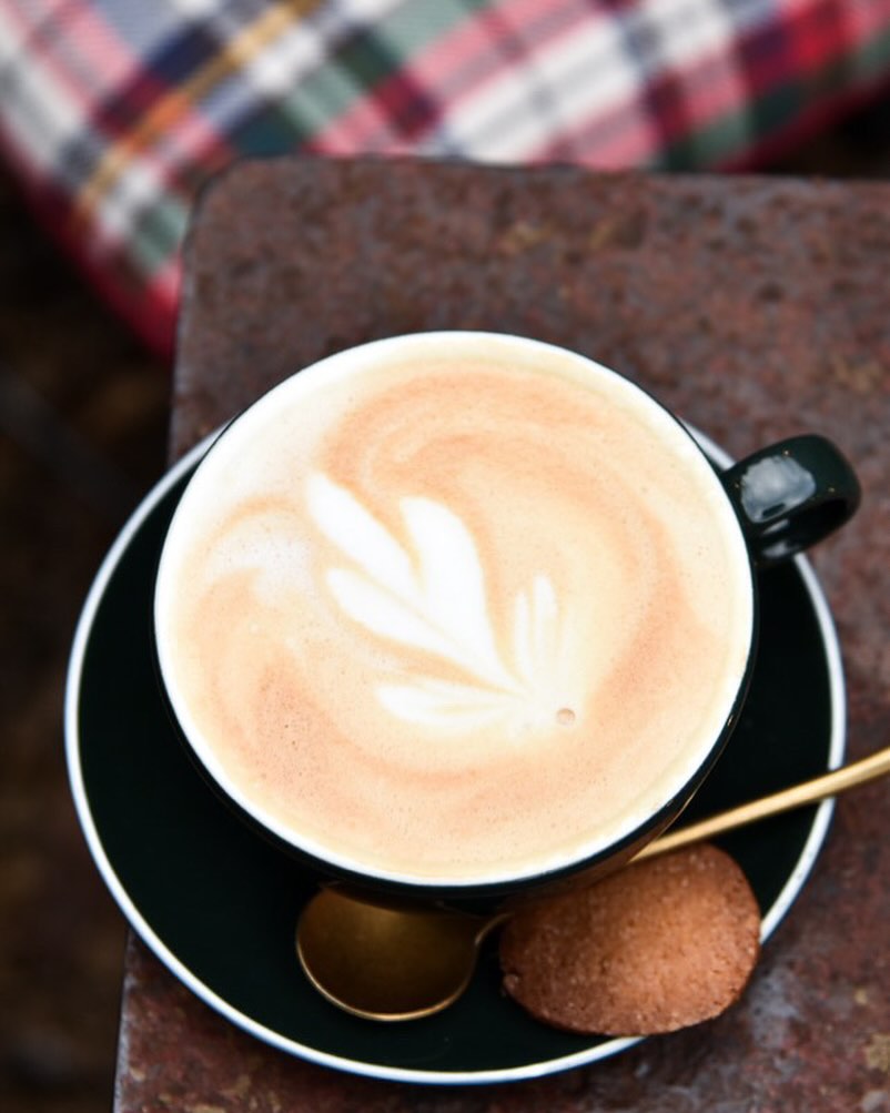 ☕ L’Art du Cappuccino, signé @orcoffeeroasters ☕
Chez nous, chaque tasse raconte une histoire. 🌍
Notre savoir-faire repose sur l’excellence du specialty coffee et une formation chez le maître du café @ok_coffee_tips
✅ Sélection rigoureuse des grains,
✅ Traçabilité complète pour garantir l’origine,
✅ Torréfaction maîtrisée pour révéler chaque arôme.
Avec @orcoffeeroasters, vous savourez bien plus qu’un simple café.
✨ C’est tout un art, servi avec passion.
📍 Redécouvrez le vrai goût du cappuccino.
#SavoirFaire #SpecialtyCoffee #OrigineCoffee #BestCoffeeInTown #CoffeeLovers #durbuy