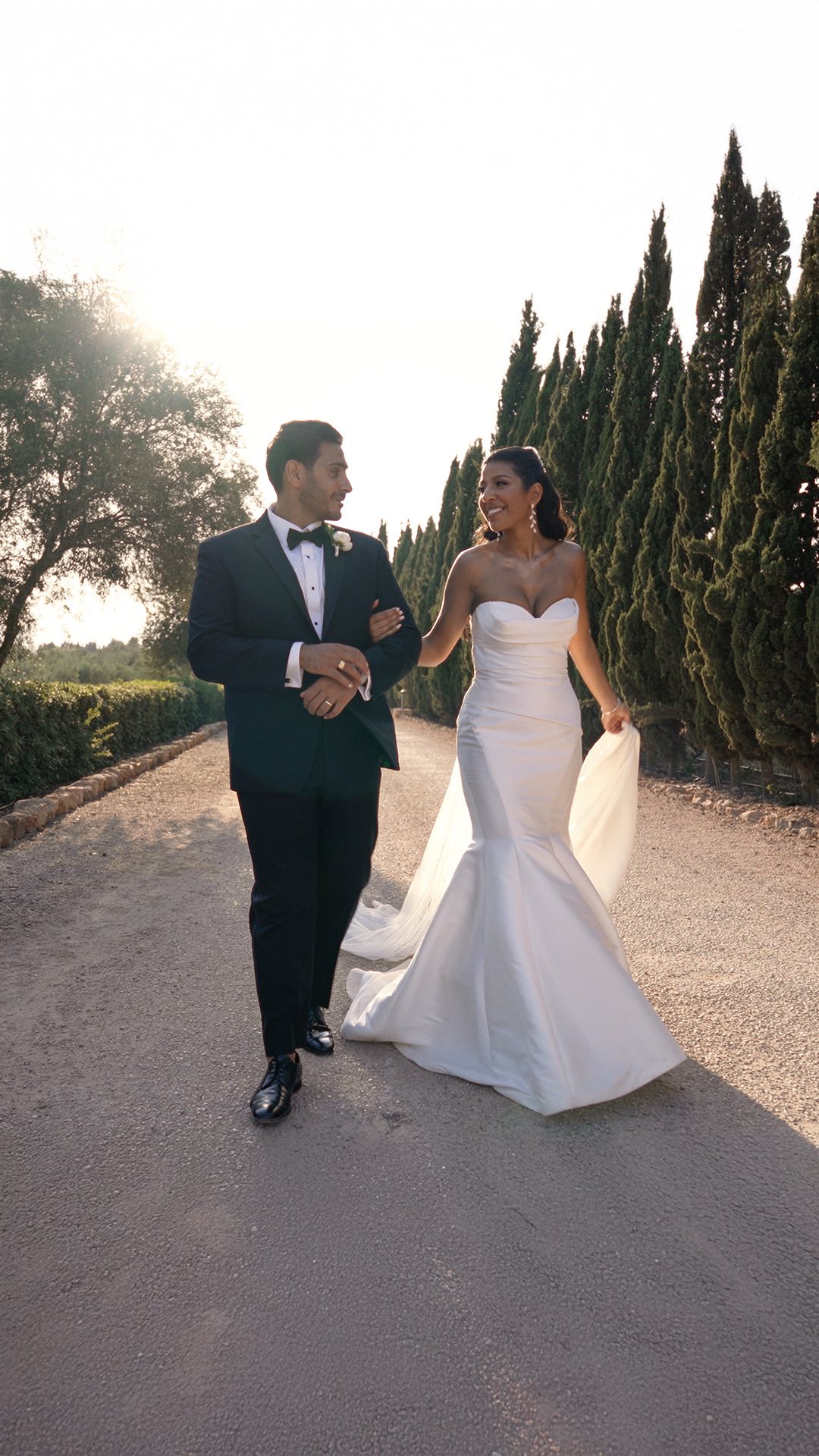 “A world like ours needs a lot more love like theirs.”
So thank you for your love 🤍
@sarahhhh_el @ahmedmedelkady
WP @wonderweddings.es
Deco @bombillas_y_flores
Venue @fincasonmir
Video @soul_weddings
Photo @dominiclula_photography
MUA @martalula_makeupartist
Music @lomusic.es @taylorcharly
Catering @foshcatering
Zaffe @zaffet_molook_dabke
Cake @laocamargarita
@jimmychoo