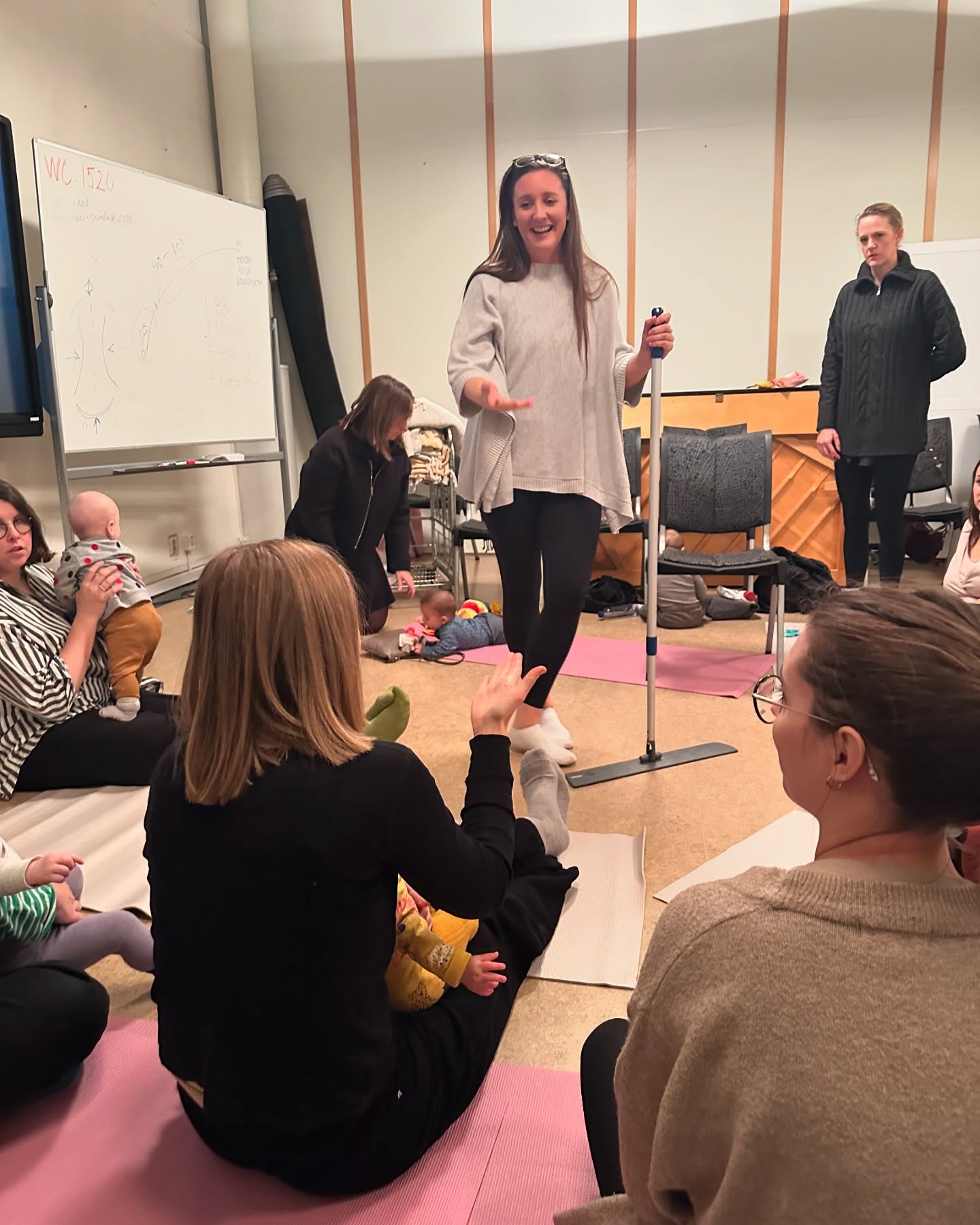 Att få möta kvinnor i det här stadiet i livet är nog det bästa jag vet med mitt jobb. Att vara gravid och föda barn är en sak som för alltid förändrar oss och utmanar oss bland all den där kärleken. Jag fick äran att besöka @mammakoren och prata om hur man hittar magstödet och hur man kan träna tillbaka det, både genom sång och träning.
Är du nyfiken på hur jag kan hjälpa dig eller er att prata magstöd, core och träning, kontakta mig i DM.
#mammaträning #magstöd #mammakör #träningeftergraviditet #nyblivenmamma #mammalivet