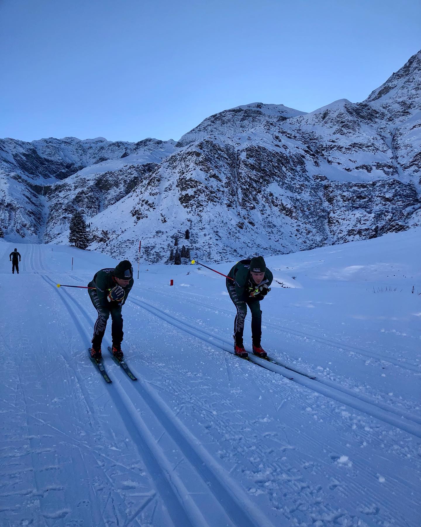 Sent igår kväll kom hela gänget fram till Bad Gastein, där säsongspremiären i @skiclassicsofficial väntar i helgen. Dagen ägnas åt att träna lugnt, testa skidor och förbereda skidor inför fler tester imorgon! ❄️☀️
Nedräkningen är igång, på lördag smäller det! 💥
Tack till:
@gohlins @klubbenbygohlins @eabdethaller @hestragloves @hestrainredningarab @garoplatprodukter @garo_emobility_sverige @isabergstoppen @hangonab @axelent_sverige @everbrandswedenab @ehconnector @eleikosport @gnosjoror @gnosjoandan @aerollerskis @leki.nordic @atomicnordic @umarasports 🙏🏼🙏🏼