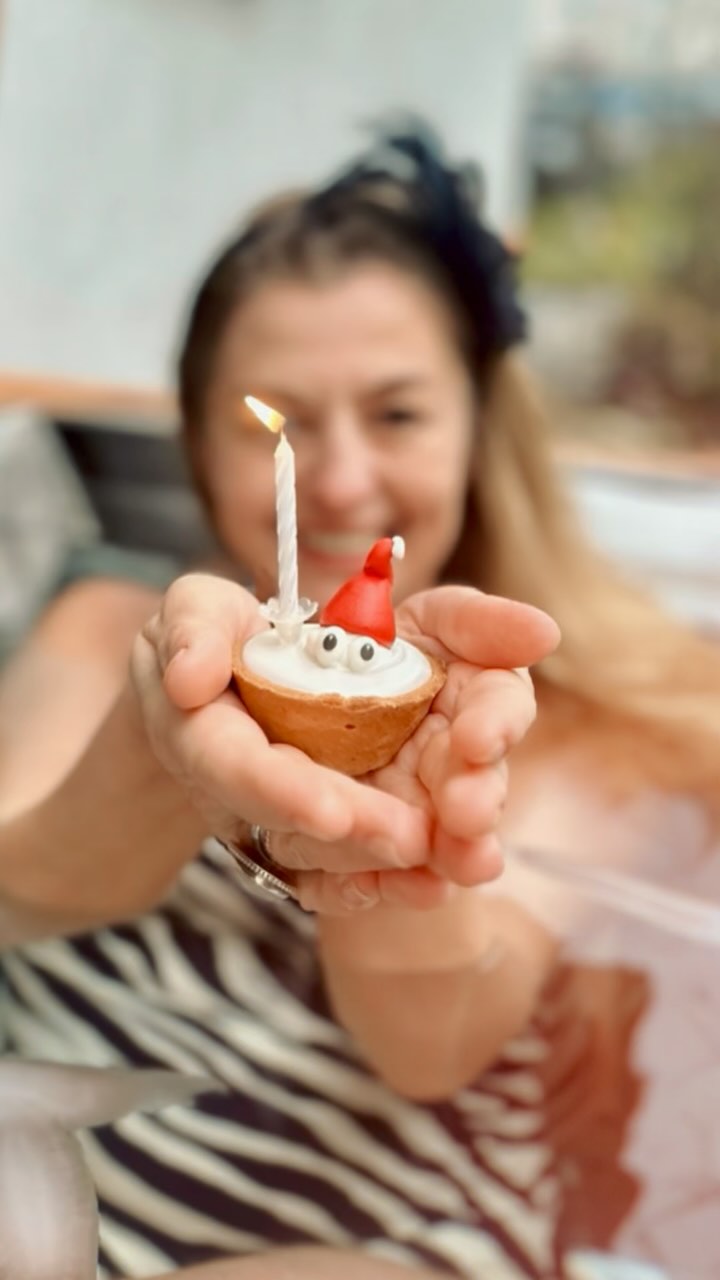 Last Wednesday, I kicked off my pre-birthday celebrations with a bang at a custom ๐ต๐๐๐๐กโ๏ผ๐ผ๐๐๏ผ๐ถ๐๐๐๐ session led by @katarina.giger.
Hugs flying, smudge sticks and palo santo wafting, candles flickering, a whole lot of breathing - deep, loud, buzzing, and everything in between.
Resting in Shavasana while Katarina played her grand piano, taking a plunge in her crystal-clear, ice-cold @matrix_ice_tub (๐ ๐ฆ๐ข๐ง๐ฎ๐ญ๐๐ฌ ๐ข๐ง ๐ ๐๐๐ฅ๐ฌ๐ข๐ฎ๐ฌ ๐๐๐ ๐ซ๐๐๐ฌ๐ช), and warming up with some low and lower horse stands. She wrapped it all up with some delicious cacao, and a sing-along with her Indian harmonium. I arrived back home totally chilled out, energised, and ready to take on the new year!
Itโs been nearly a year since I first dipped into her icy tub, and Iโm thrilled that ice plunging has become a regular part of my routine; incredibly calming and centering, my perfect escape to clear my monkey mind and unwind.