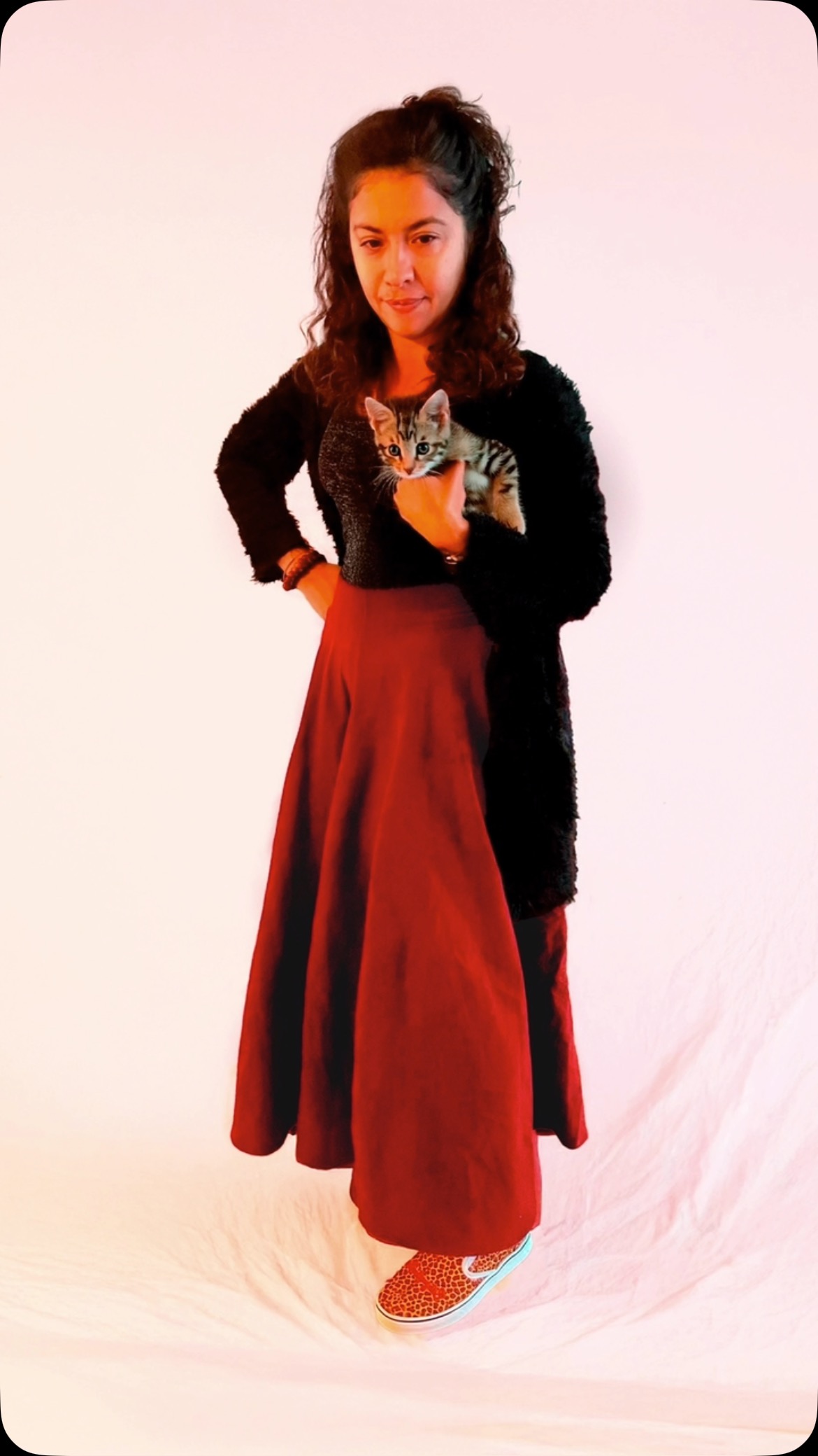 🍂 Nouveauté hiver chez Caligraphic 🍂
Cet hiver, laissez-vous séduire par notre pantalon circulaire : confortable, stylé et conçu pour durer. Avec ses teintes intemporelles rouge et noir, il s’adapte à toutes vos envies, de la tenue décontractée au look chic. Et il va bien avec nos baskets jaguar !
Comme toujours, notre mascotte, le jaguar au cœur battant, symbolise notre engagement pour une mode plus douce pour la planète 🌎 et plus proche de vous.
🖤 S’habiller bien, sans compromis.
#Caligraphic #ModeConfortable #SlowFashion #HiverÉthique