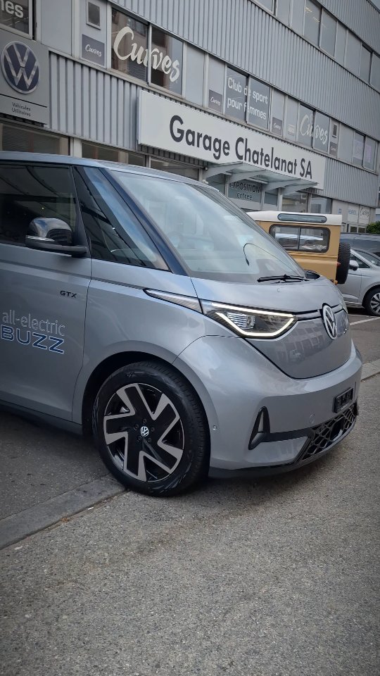 Il est est la 🤩
Le model GTX est maintenant disponible sur l'ID Buzz !
Quelques nouveautés à retenir pour cette nouvelle génération, plus de place et de plaisir ! Ainsi qu'une plus grande d'autonomie. 👌
▪️ 4 motion
▪️ Châssis court ou long
▪️5, 6 ou 7 places sur le LW
▪️Toit panoramique (smart glas)
▪️85 kWh (capacité net)
▪️340ch.
Venez découvrir le nouveau ID Buzz GTX au sein du garage Chatelanat.
Le combi du 21ème siècle 🎉
#IDBuzz #IDBuzz #VWIDBuzz #vw #volkswagen #bulli #electriccar #van #vwbulli #venteautomobile #swisscars #geneve #automobile #instacar #garagechatelanat #utilitaire