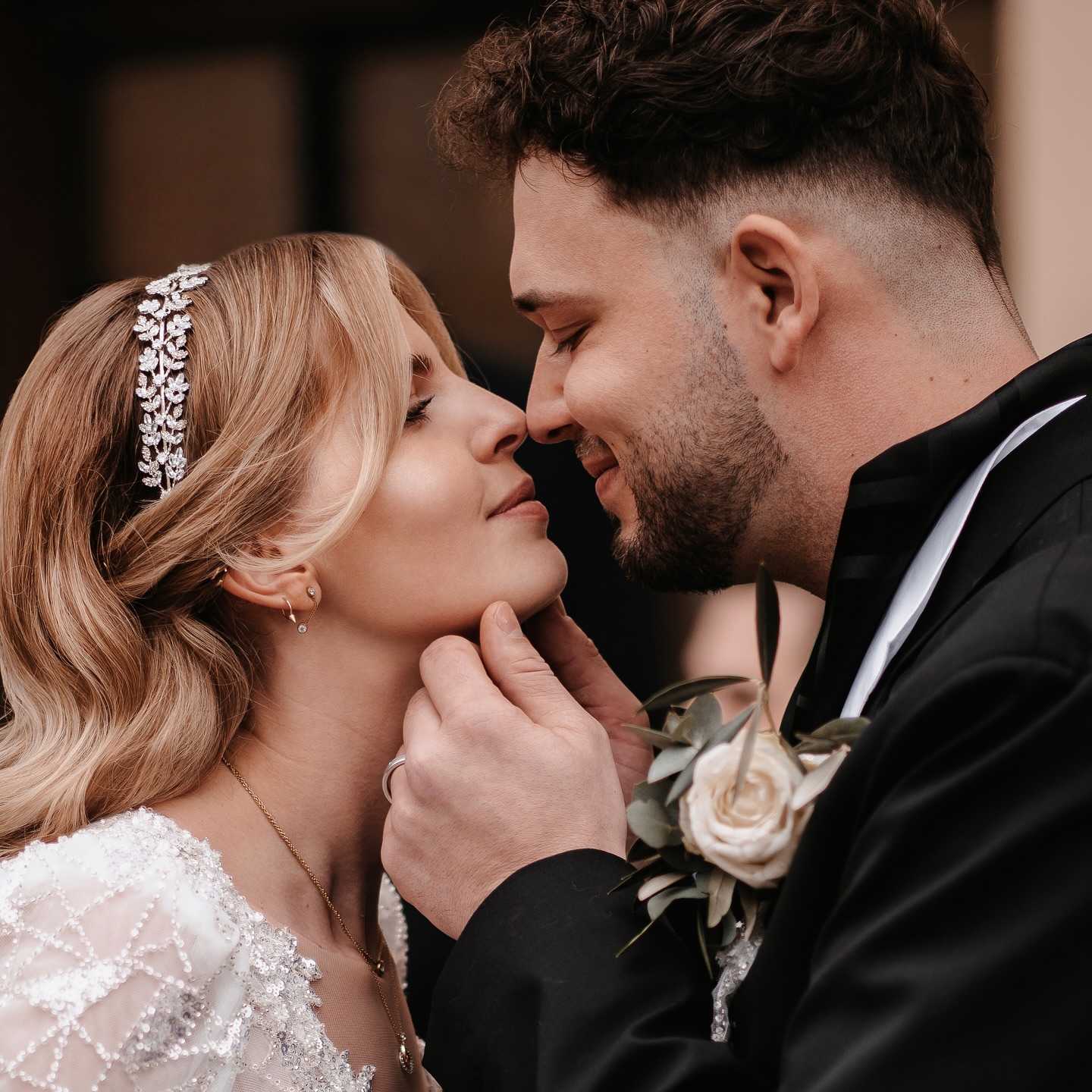 Real #winterwedding ✨ Hättet ihr anhand dieses Bildes erahnt, dass diese Hochzeit Anfang Februar war? ❄️ Seid ihr eher Sommer- oder lieber doch Team Winterhochzeit? Wenn man den Winterzauber mag, die Hochzeit aber doch lieber im Sommer machen möchte, kann man natürlich mit einem After Wedding Wintershooting nochmal in die Hochzeitskleidung schlüpfen und seine Traumbilder shooten❄️☃️👰🏻♀️🤵🏻💍
.
.
.
#hochzeitsfotografin #gettingready #hochzeitsfotografaugsburg #fotografin #weddingphotography #wedding #weddinginspiration #weddingday #videografin #weddingphotographer #photography #weddings #photographer #photooftheday #destinationwedding #weddingphoto #bridal #weddinginspo #instawedding #engagement #photoshoot #brideandgroom #couple