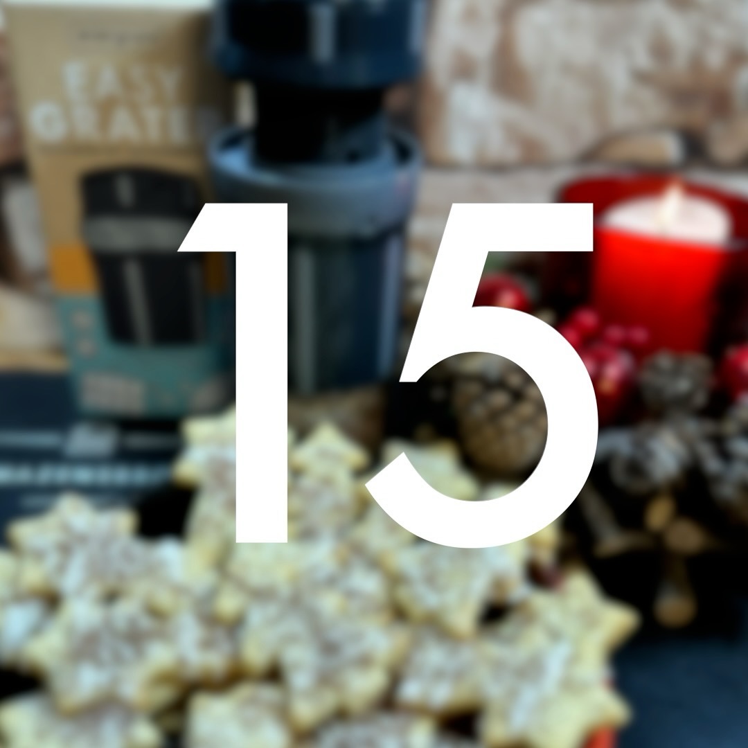 🎄zu Weihnachten gibt’s immer unsere: 🎄
„BUTTERLECKERLIES“
(Enthält Werbung)
Hier ist ein einfaches Rezept für köstliche Butterleckerlies:
### Zutaten:
- 500 g Mehl
- 250 g Zucker
- 250 g sehr weiche Butter
- 2 Päckchen Vanillezucker
- 1/2 TL Backpulver
- 2 Eier
- 1 Prise Salz
- Puderzucker (nach Bedarf)
- Zitronensaft (nach Bedarf, Vorsicht bei der Dosierung)
### Zubereitung:
1. Vorbereitung: Heize den Ofen auf 180 °C (Ober-/Unterhitze) vor und lege ein Backblech mit Backpapier aus.
2. Teig herstellen: In einer großen Schüssel die sehr weiche Butter mit dem Zucker und dem Vanillezucker cremig rühren. Dies kannst du mit einem Handmixer oder einer Küchenmaschine machen.
3. Eier hinzufügen: Füge die Eier nacheinander hinzu und rühre sie gut unter, bis die Masse schön homogen ist.
4. Trockene Zutaten mischen: In einer separaten Schüssel das Mehl, das Backpulver und das Salz vermengen.
5. Teig kombinieren: Gib die trockenen Zutaten nach und nach zur Butter-Zucker-Ei-Mischung und rühre alles gut durch, bis ein glatter Teig entsteht.
6. Teig für mind. 1 Stunde kaltstellen
7. Formen: Mit einem Teelöffel kleine Portionen des Teigs abnehmen und auf das vorbereitete Backblech setzen. Achte darauf, genügend Abstand zwischen den Keksen zu lassen, da sie beim Backen etwas auseinanderlaufen.
8. Backen: Backe die Butterleckerlies im vorgeheizten Ofen für etwa 10-12 Minuten, bis sie leicht goldbraun sind.
9. Abkühlen lassen: Lass die Kekse nach dem Backen kurz auf dem Blech abkühlen, bevor du sie auf ein Kuchengitter legst, um vollständig auszukühlen.
10. Dann rühren wir aus Puderzucker und etwas Zitronensaft (vorsichtig dosieren) die Zuckergussglasur und streichen die Kekse damit ein
11. Jetzt kommt der EasyGrater von @evergrate zum Einsatz!! Damit bringen wir super frische und feine Schokostreusel auf unsere Kekse
12. Dann lassen wir den Zuckerguss mit den Schokostreuseln aushärten
13. Genießen: Die Butterleckerlies sind nun bereit zum Genießen! Sie schmecken hervorragend zu einer Tasse Tee oder Kaffee.
Viel Spaß beim Backen und guten Appetit! Wenn du noch Fragen hast, stehe ich dir gerne zur Verfügung.
Danke an @evergrate.de