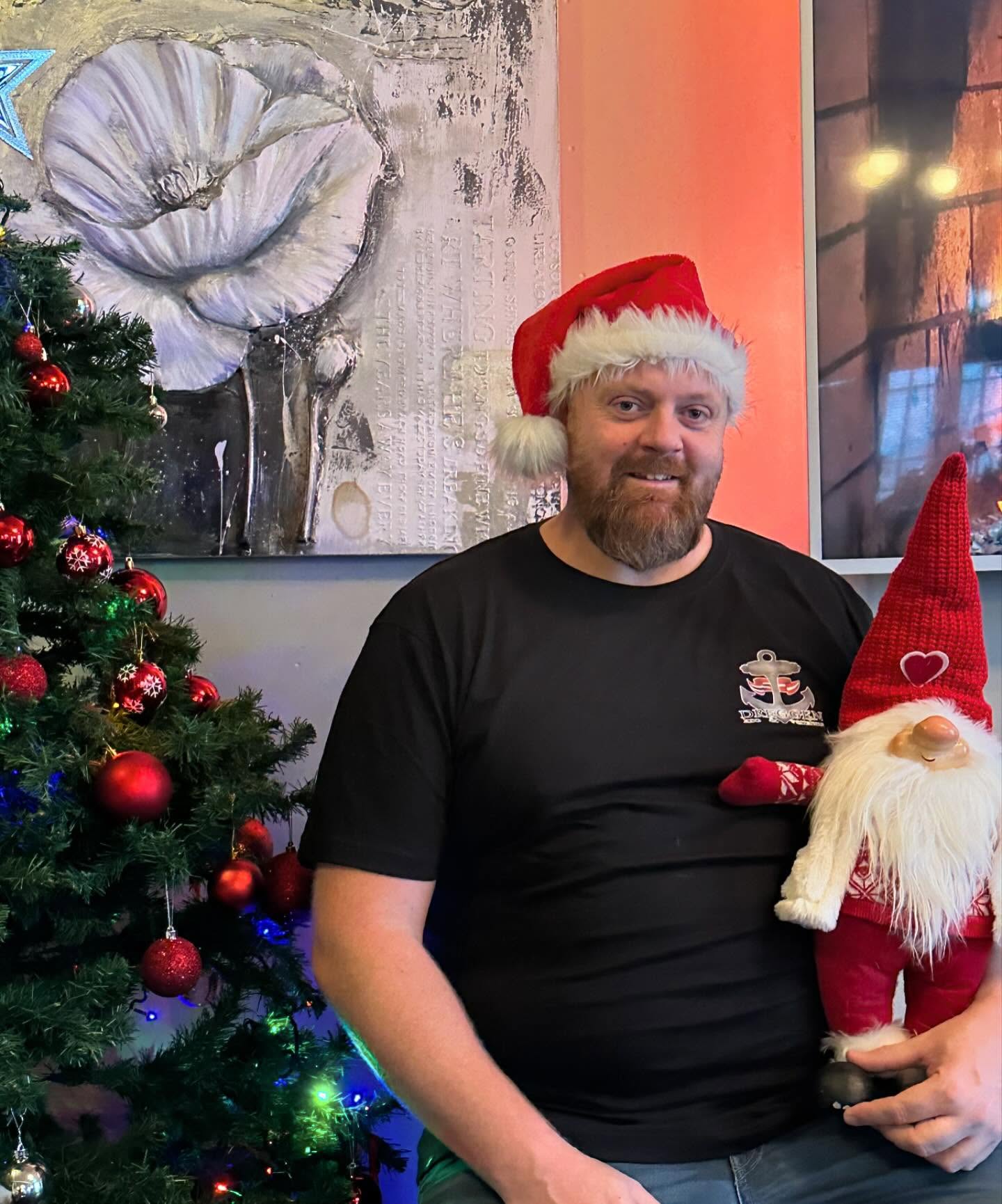 I dag kjører Nissefar super-priser på julemiddag på Dreggen! Kun i dag får du Ribbetallerken til kr 229,- og Pinnekjøtttallerken til kr 319,-! Velkommen🎄