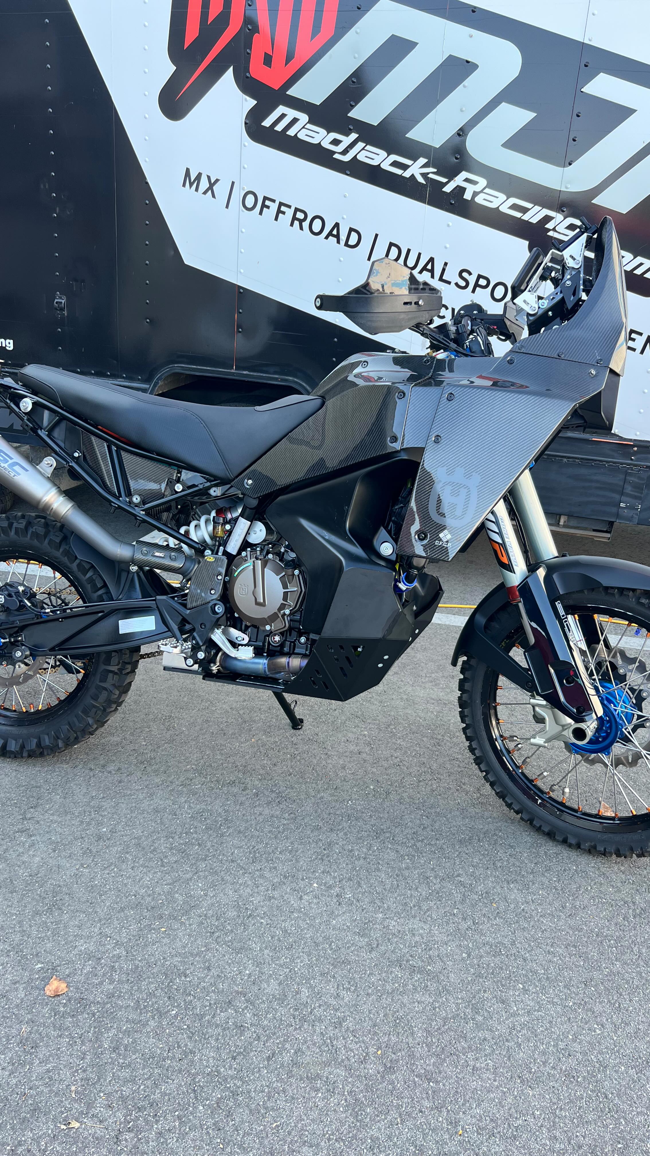 Quick walk around our @husqvarnamotorcyclesusa #Norden901 during the final stages of the build last week.
That @rottweilerperformance intake, custom mid pipe and SC muffler sure sound 🍒
We’ll be getting her on the scales this week to see exactly how much weight we shaved with this @aurora.rally kit with one off Carbon Fiber Fairing and Titanium hardware throughout.
Who wants one ?!
#Norden901 #AuroraRally #MJRbuilt