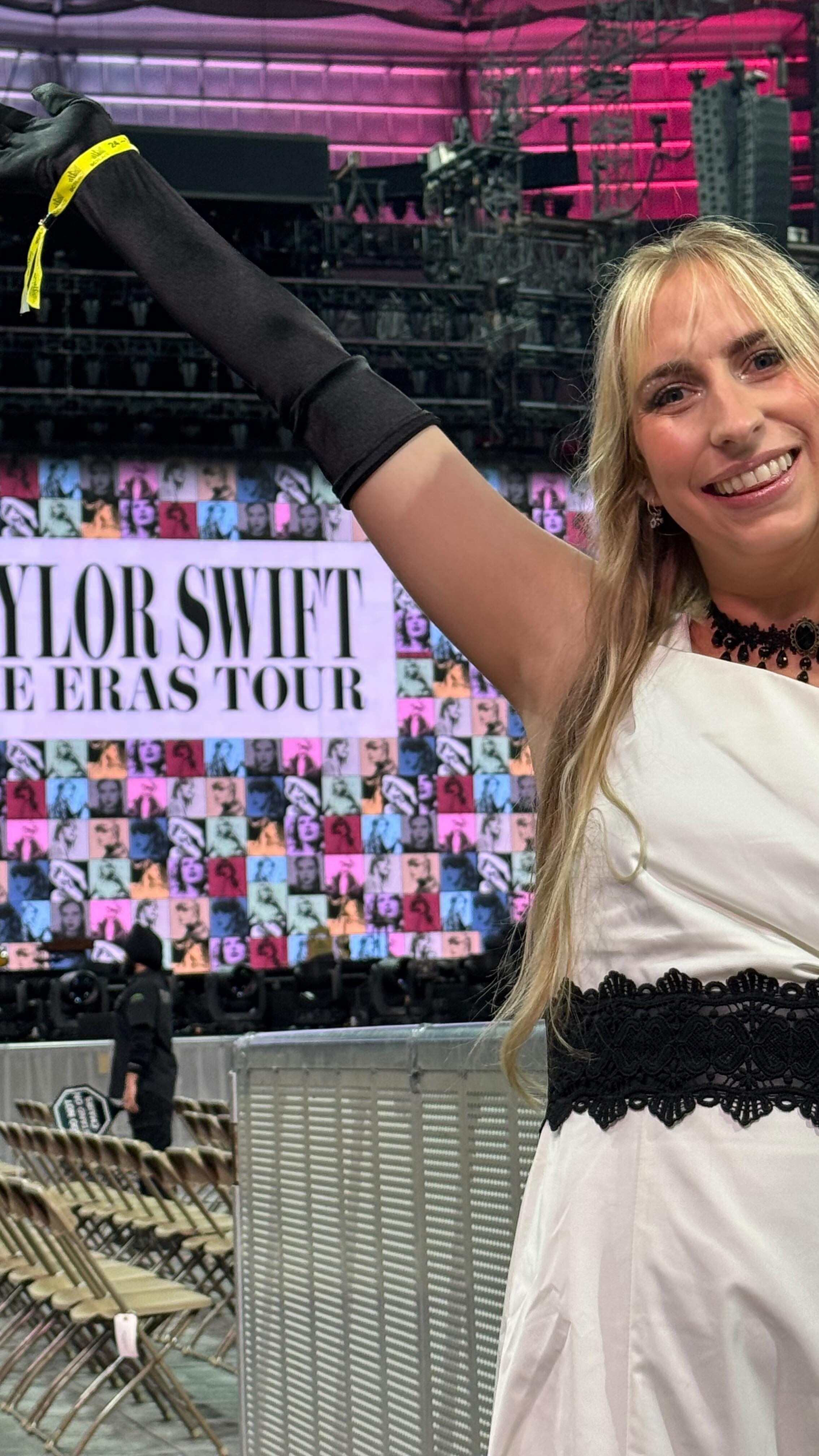 Thank you all so much for helping me choose what to wear! This is the outfit I ended up with for a magical night in Vancouver. ✨ It felt effortless yet perfectly put together, exactly what I was going for. Grateful for this beautiful community that makes fashion choices so much fun! 🌟
.
.
.
.
.
#erastouroutfit #taylorswifterastour #swiftiestyle #taylorswiftconcert #ttpdera #folkloreera #loverera #reputationera #swiftcouver #vancouvern2 #erastour #vancouvertstheerastour #tstheerastour