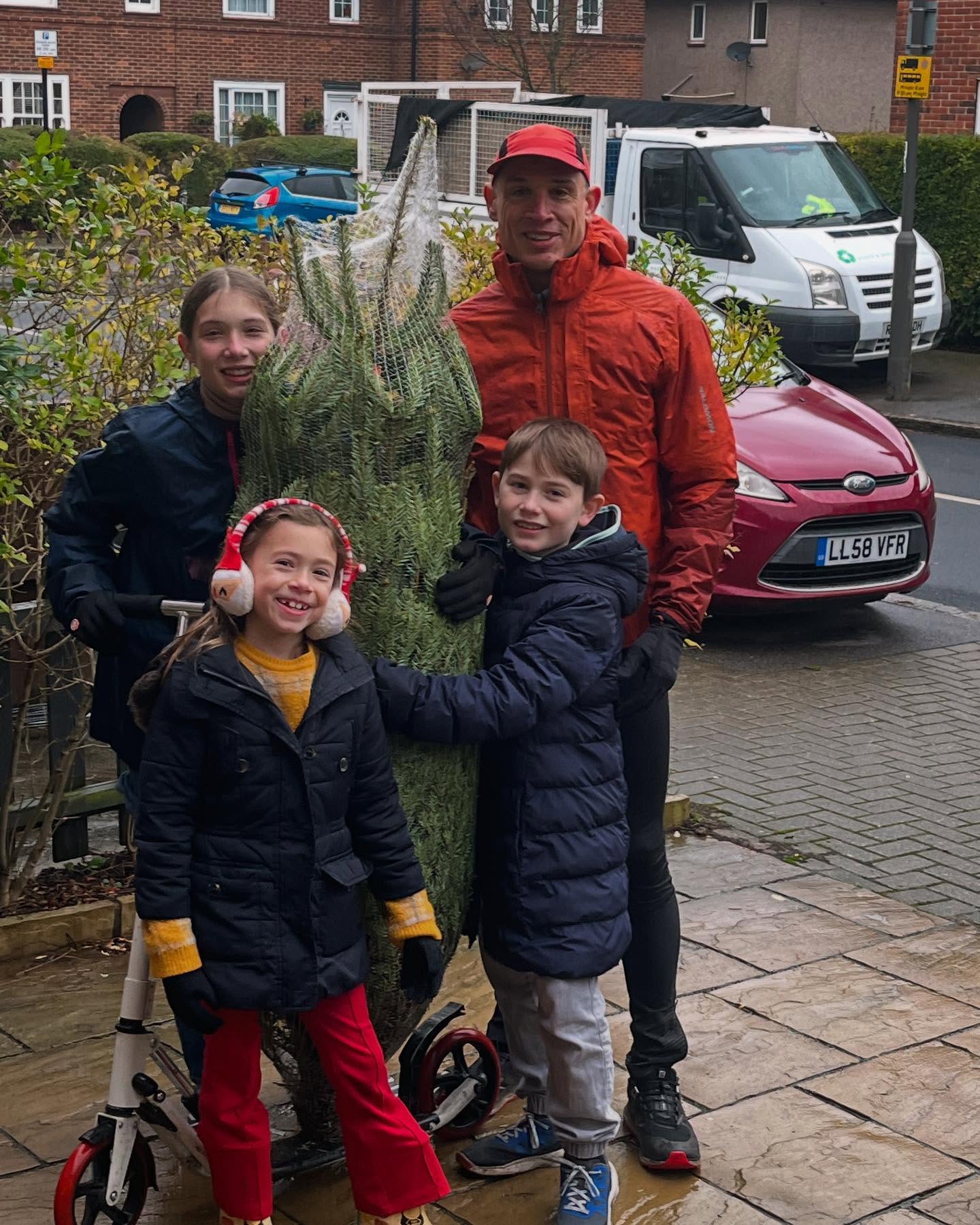 Yeiii! A los que buscaron el árbol de Navidad en medio de la tormenta Darragh!🌲🥶🤭