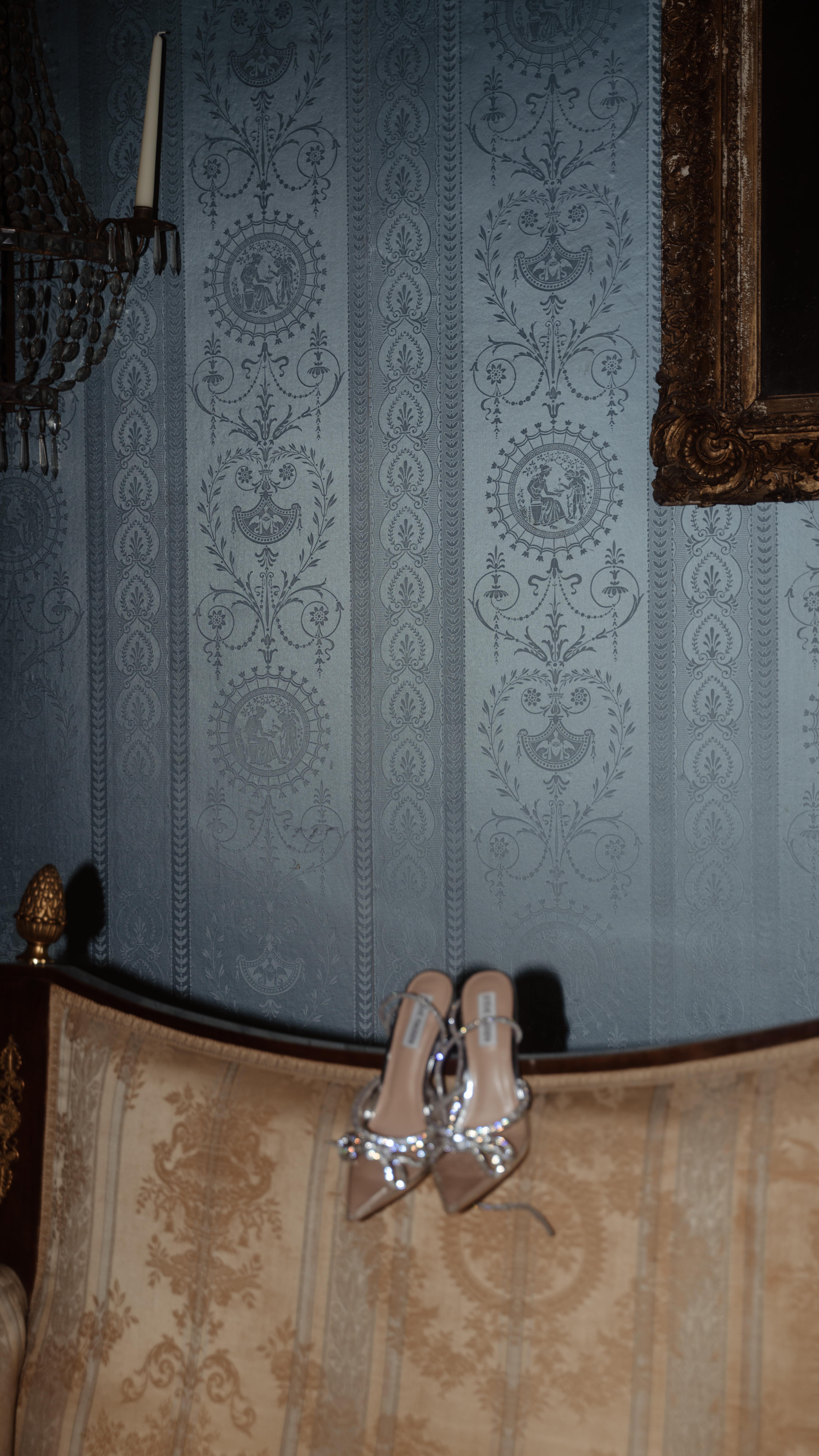 Your story begins here 🤍
Your love story, captured artfully.
Model: Anna-Lena Paul @anna_leeeena
Hair & Make-up: Kristina Onskul @kristinanskl.mua
Bridal Wear & Accessoires: White Silhouette @whitesilhouette_brautmoden
Decor & Florals: Daao Buchmüller @schloss.offenberg
Venue: Schloss Offenberg @schloss.offenberg
Videography & Light: Thomas Weishäupl @directed_art
Photography & Concept: Sinah Harm @directed_art
#castlewedding #luxurywedding #modernweddingphotography #editorialwedding #romanticwedding #weddinginspiration #weddingvenuegermany #chateauwedding #styledshoot #weddingphotoandvideo #bridalinspo #europeanweddings #weddingplanner #weddingflorist #bridalstyle #authenticmoments #cinematicweddings