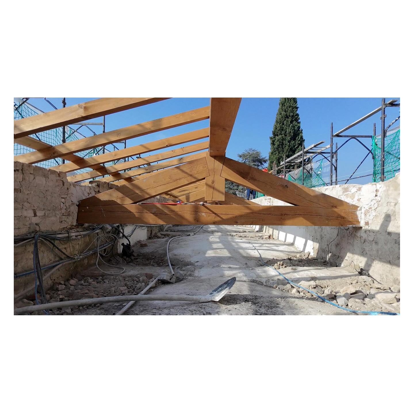 <Restauro>
•
Una porzione del complesso cimiteriale monumentale della Villetta è stata oggetto di un importante intervento di restauro.
•
•
•
Ti facciamo vedere le nostre belle capriate di rovere in fase di montaggio perché, dal momento che il sottotetto non è accessibile, a lavori conclusi non saranno più visibili.