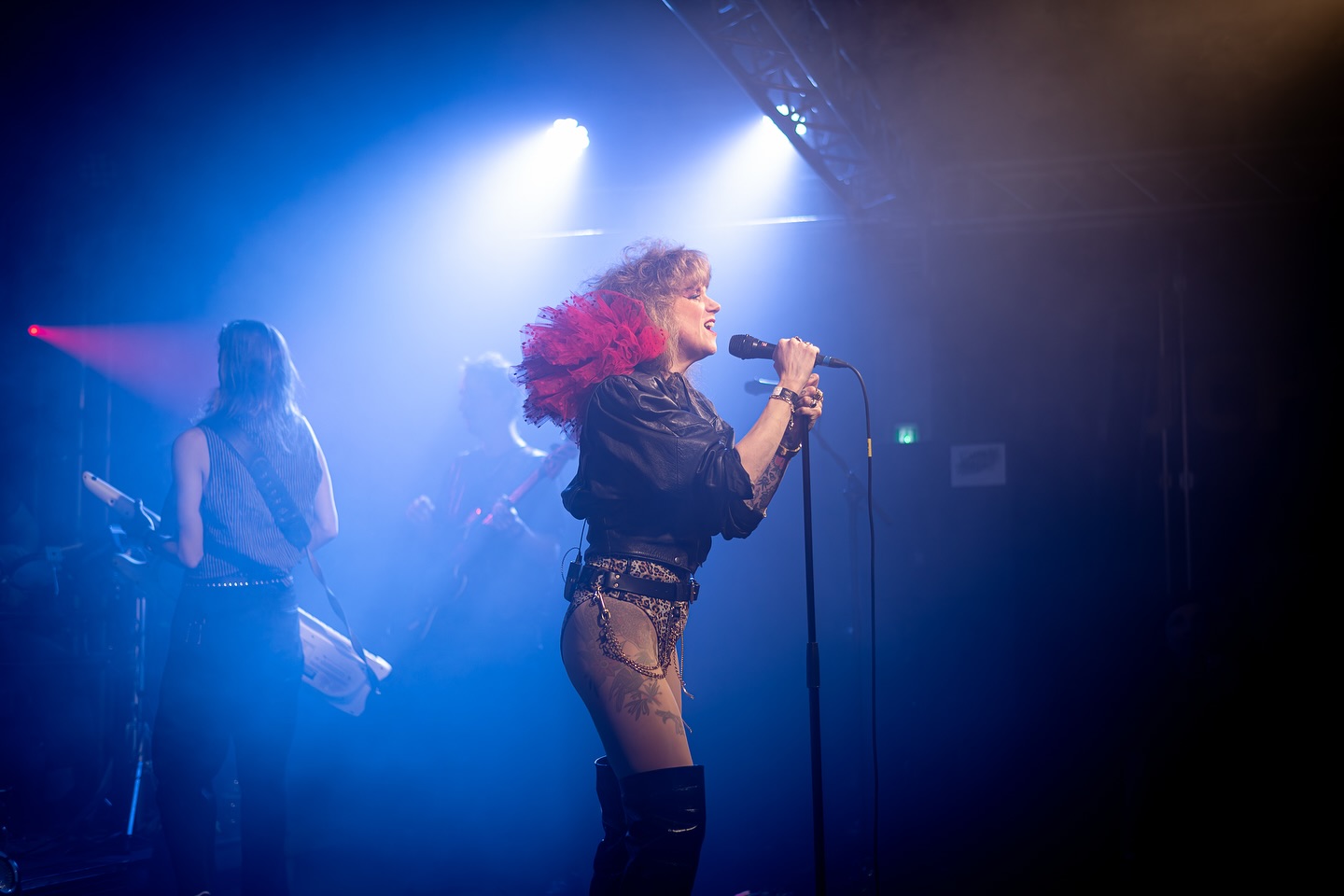 ANKATHIE KOI –
❤️🔥„Roooaaar“🐆
..was für ein wilder Abend!
Ankathie Koi hat mit ihrer energiegeladenen Performance die gesamte @altefeuerwehrhalle zum Glühen gebracht. 🔥
Die Mischung aus 80er-Jahre-Vibes, lebensklugen Texten und poppigen Melodien war einfach unwiderstehlich – kaum jemand konnte die Beine stillhalten. 🔥
Die Stimmung war elektrisierend, jeder Song ein Highlight. Gemeinsam haben wir getanzt, gesungen und pure Magie erlebt. Wir wurden in eine andere Welt entführt und erlebten einen unvergesslichen Abend, ganz nach ihrem Motto: „Seid nicht brav, aber freundlich!“ ❤️🔥
Ein riesiges Dankeschön an @ankathiekoi und an alle, die sich wild ins Tanvergnügen gestürzt und die Halle zum Glühen gebracht haben! 🫶
#ankathiekoi #altefeuerwehrhallegallneukirchen #kulturvereingast