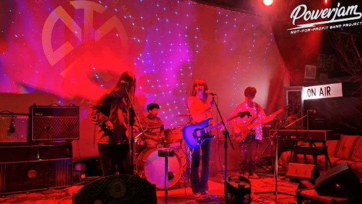 Brand new Powerjam band , 'Onda', ( ages13-15) with just one term of weekly rehearsals behind them, was chosen to headline for their debut in the juniors section of @jom_junior_open_mic - an amazing event that always puts the young musicians first!🙌🏾🙌🏼🔥
#powerjambandproject #jomjunioropenmic #openmiclondon #readytogo #youthband #bandacademy #twickenham