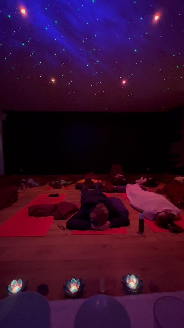 The silence in between ✨
De korte stiltes tijdens een klankbad zijn er voor integratie. Ieder instrument neemt je een stapje verder mee op jouw reis. Je lichaam en geest ontvangen de helende frequenties en absorberen deze tot op het celniveau. Voor diepe ontspanning, loslaten van emoties en verkrijgen van mentale helderheid.
#KlankBad #SoundJourney #Ontspanning #Klankschalen