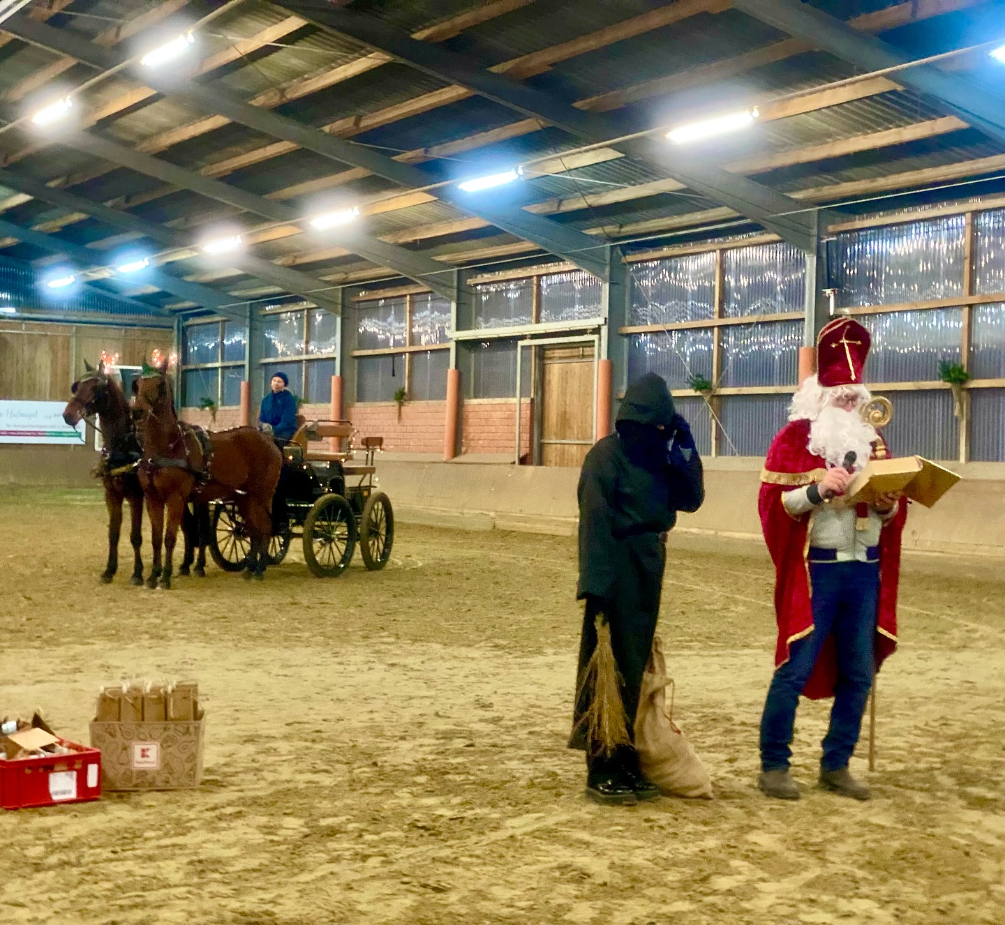 🎄Rückblick auf unsere Weihnachtsfeier 🎄
Ende November haben wir die Weihnachtsstimmung eingeläutet ✨🎄 Merle und Selma haben mit unseren Schulpferden Dora und Jumbo ein Pas de Deux gezeigt, unsere Dressurmannschaft hat ihre Kür der Schröder Team Trophy vorgestellt, wir durften eine Stallquadrille sehen, die Turnmädels vom @ktv_bielefeld haben uns mit ihrer Vorführung verzaubert und auch der Nikolaus war da ✨
Wie schön, dass ihr alle dabei wart! 💛