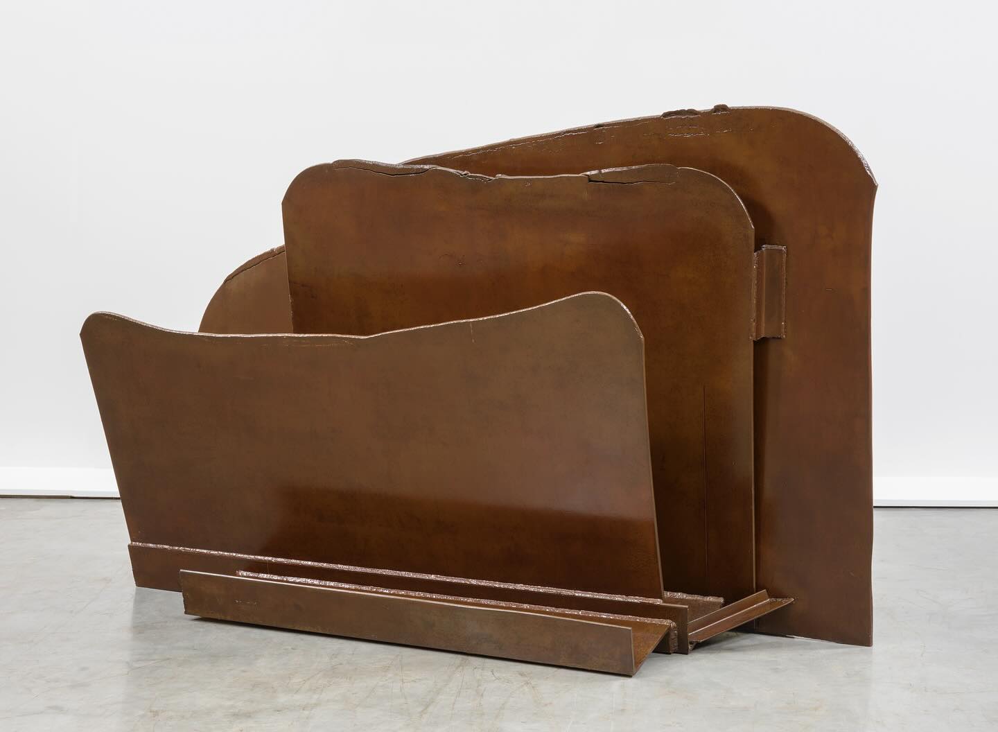 Anthony Caro, Packed Flats, 1974, steel, rusted and varnished, 180.5 x 297 x 117 cm, B1089
#anthonycaro #caro #anthonycarocentre #yorkflats #rolledsteel #abstractsculpture #art #modernart #britishartist #weldedsteel #contemporarysculpture #sculpture