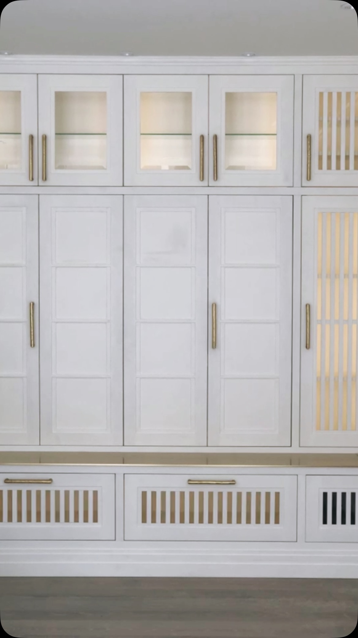 “Breezy elegance meets timeless charm“ 🌊✨ This California Coast-inspired interior is a masterpiece of light-colored curves, warm golden accents, and a touch of French sophistication. The high-class gold details add a bejeweled, glamorous touch, while subtle Art Deco inspiration brings bold character and timeless style. The perfect balance of coastal serenity, European refinement, and iconic design influences—this is luxury living at its finest. 🏡💛
#californialiving #FrenchCountryChic #CoastalElegance #GoldenTouches #BejeweledDesign #ArtDeco #Curvedfurniture #curves #LightAndAiry #HighClassLiving #TimelessDesign #InteriorInspiration #interiordesign #interiorarchitecture #thomaspheasant #thomasdarnell