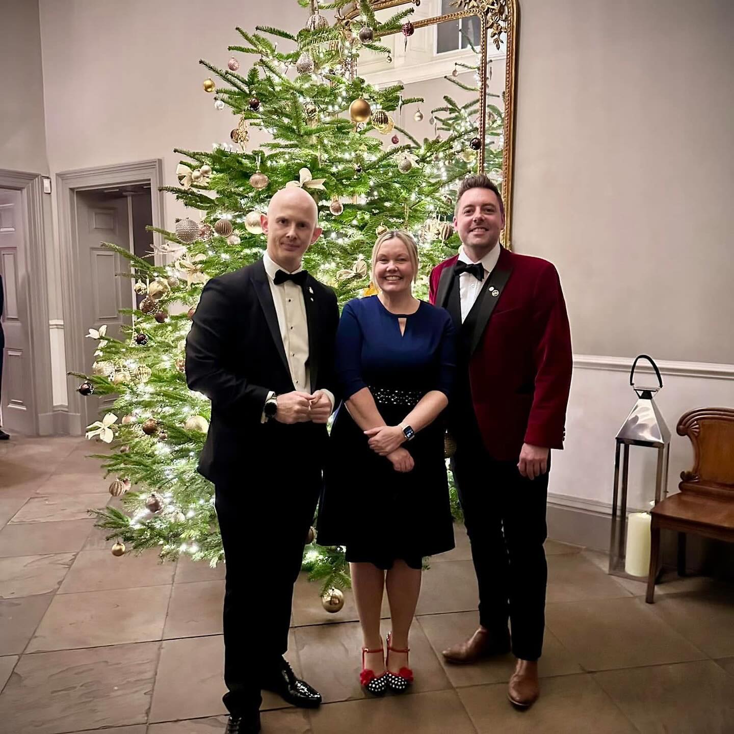 Last night was my first event back after my operation and I know it’s silly to say but I was a bit nervous.
I really needn’t have worried as the venue @saltmarshehall and the guests were terrific, I also had the support of 2 friends @jkmagician and @russappleby who both checked in on me several times before the event and also during the event. Both of these guys are excellent magicians and just lovely people.
I also met the lovely Sam from @_inspireimages_ .
Ah it feels so good to be back 🩷🩷🩷