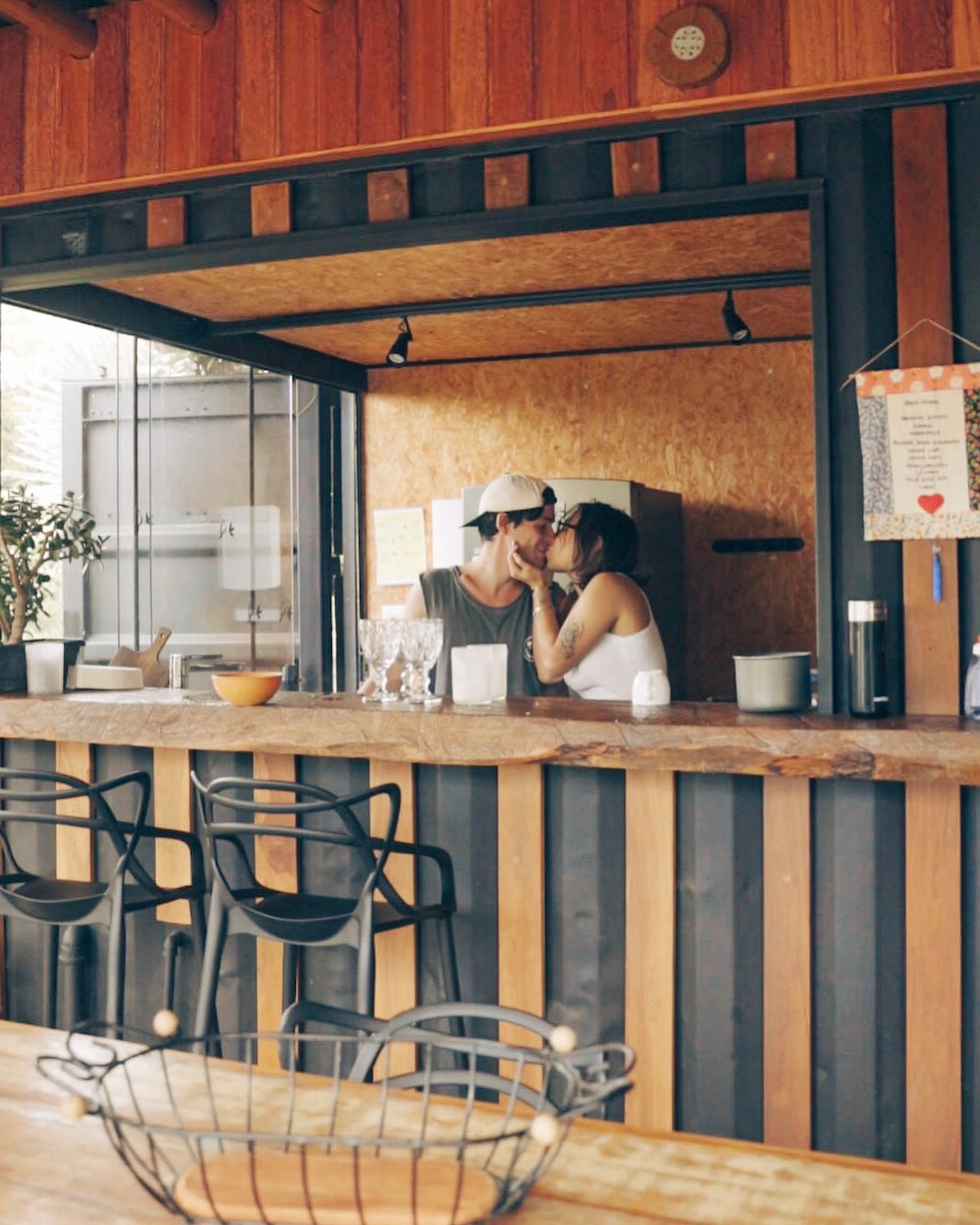 Viver é aproveitar os pequenos momentos que fazem a vida especial. 💛 Nas Docas da Lapa, cada detalhe convida a criar memórias inesquecíveis – como esse carinho, no coração da cozinha, da nossa doca 2- Tabuleiro.🍃✨
📸 Não esqueça de marcar #DocasDaLapa e inspire outras pessoas a descobrir seu próprio refúgio de paz!
Reserve já e aproveite!
#DocasDaLapa #MomentosQueMarcam #FimDeAno #NovosComeços