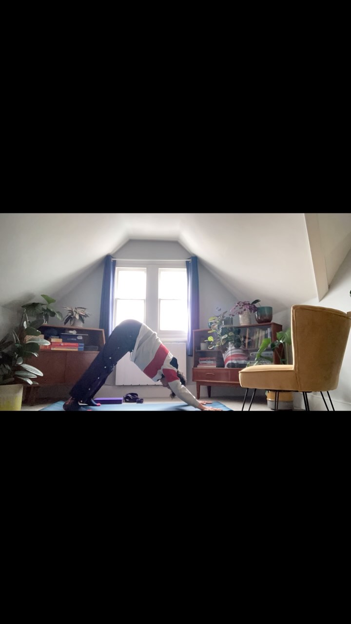 Simple ways to destress the body after a difficult work day 🧿 @yoga.thania
