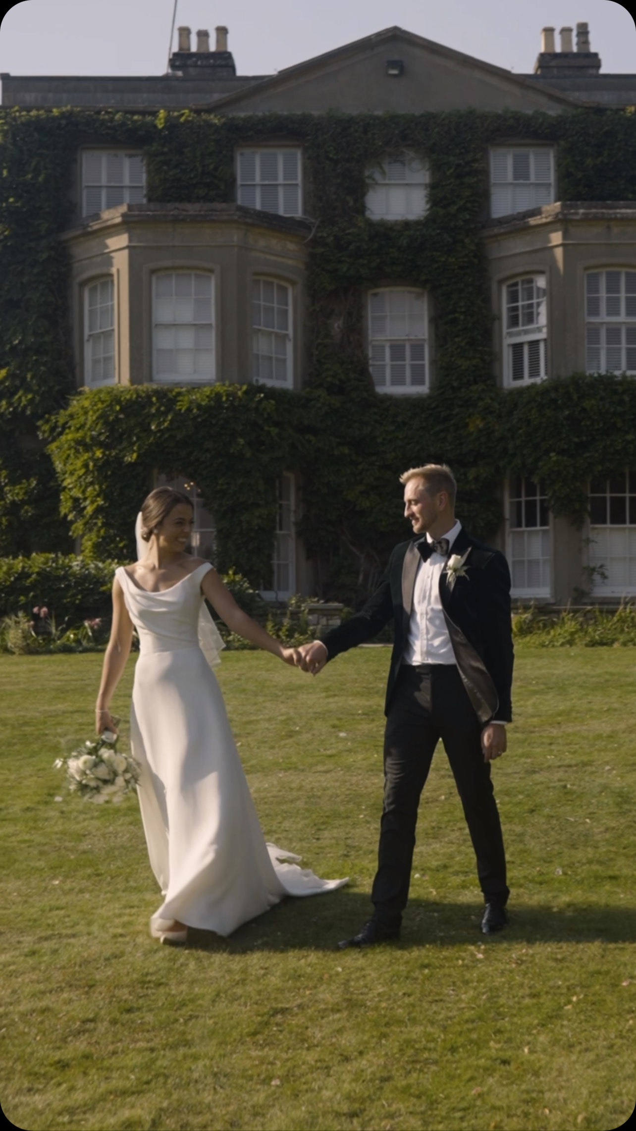 Ollie & Anna! Northbrook park did not disappoint!
Loved working alongside @sophotographyuk.weddings saver of a photographer!
Venue | @northbrookparkweddings
Photographer | @sophotographyuk.weddings
Dress - @suzanneneville
Dress shop - @elliesandersonbridal
Hair & makeup - @maira.hmua
Florist - @whitelilacjk
Lighting - @farnhamsandl
Additional decor - @surreyweddingcompany
Caterer - @jacarandacatering
Rings - @taylorandhart
Cake - @celebcakesbycatherinescott
Band - @kentish_gents_band
#weddingvideographer #weddingteaser #weddingvideo #northbrook #northbrookparkwedding
