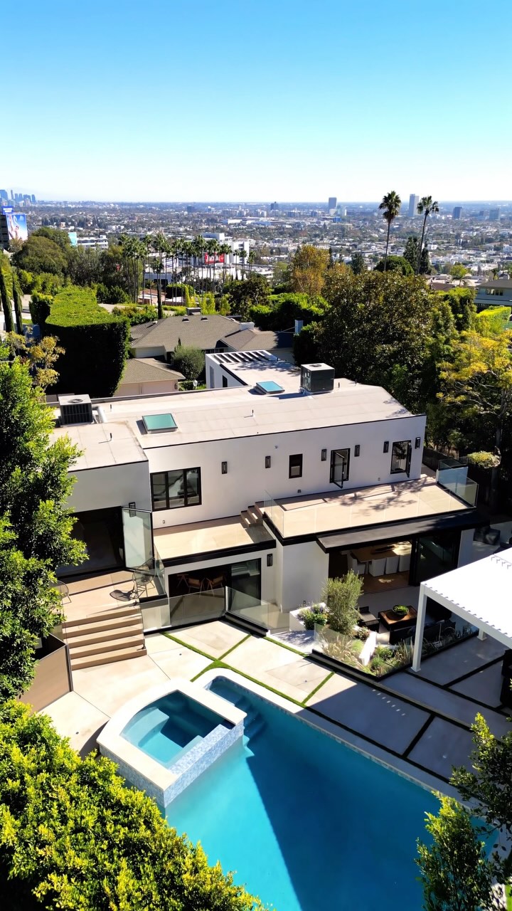 Luxury lifestyle in the hills β¨ππ₯
.
.
Listing by @assoulineestates
Video by @westrobinmedia
.
.
.
#realestate #luxury #lifestyle #luxurylifestyle #realtor #interiordesign #california #losangeles #westhollywood #weho #sunset #sunsetblvd #sunsetplaza