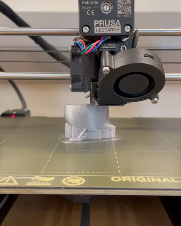 Shout-out to Jen for showing us how the 3D printers in the Makerspace work! We’ve got so many ideas now for things to print and build.
#makerspace #3dprinting #thisisawug #calgarylinguistics #ucalgarylinguistics #tfdl #ucalgary