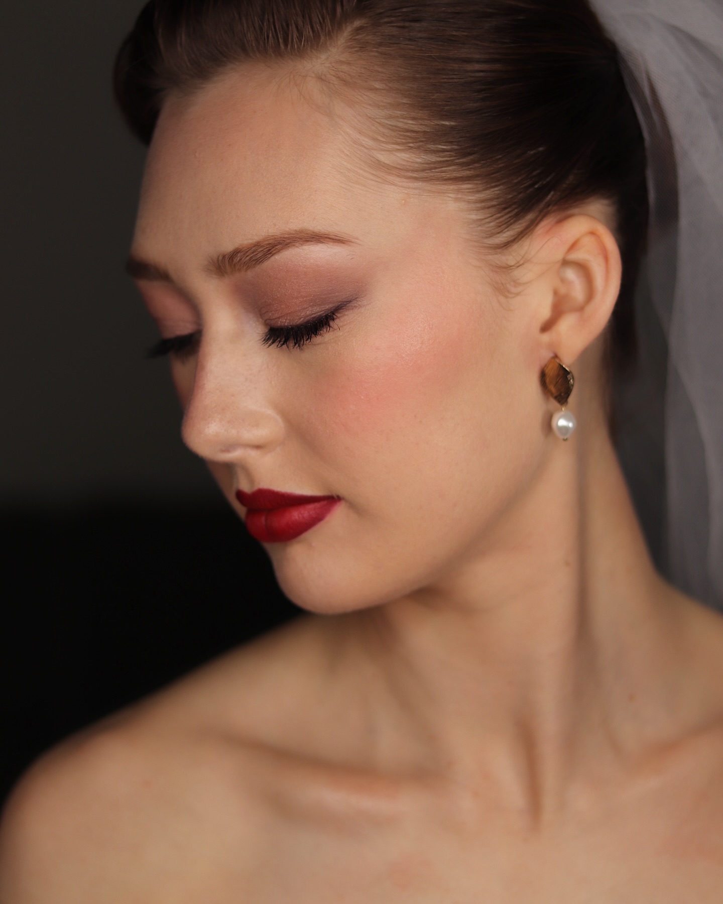 Rich tones for a Winter Bride ❤️
Hair, makeup, pics @kerry_hairandmakeupartist
#makeupinspo #bridalinspo #weddingmakeup #winterbride #winterbridestyle #bridewithredlip #bridalmakeup #bridalmakeupinspo #weddingmakeupinspo #midlandsmua #solihullmua #birminghammua #birminghamhairstylist #birminghamhmua #destinationhmua