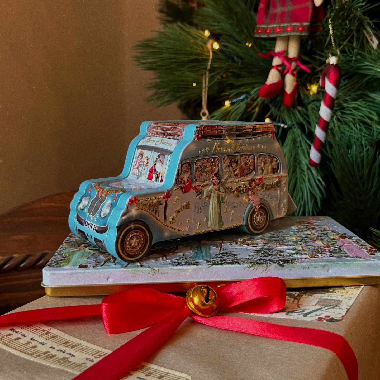 Piccoli tesori dal fascino vintage ✨
Un grazioso bus in latta che al suo interno contiene dei buonissimi cioccolatini pralinati al latte ❤️
Scopri tutte queste meraviglie sul nostro shop online www.lasoffittadimatisse.com
📦 Spedizione gratuita superati i €69
Novità
Scatola in latta
Cioccolato
Idea regalo
Natale
#novità #newin #natale #christmastime #scatolainlatta #vintage