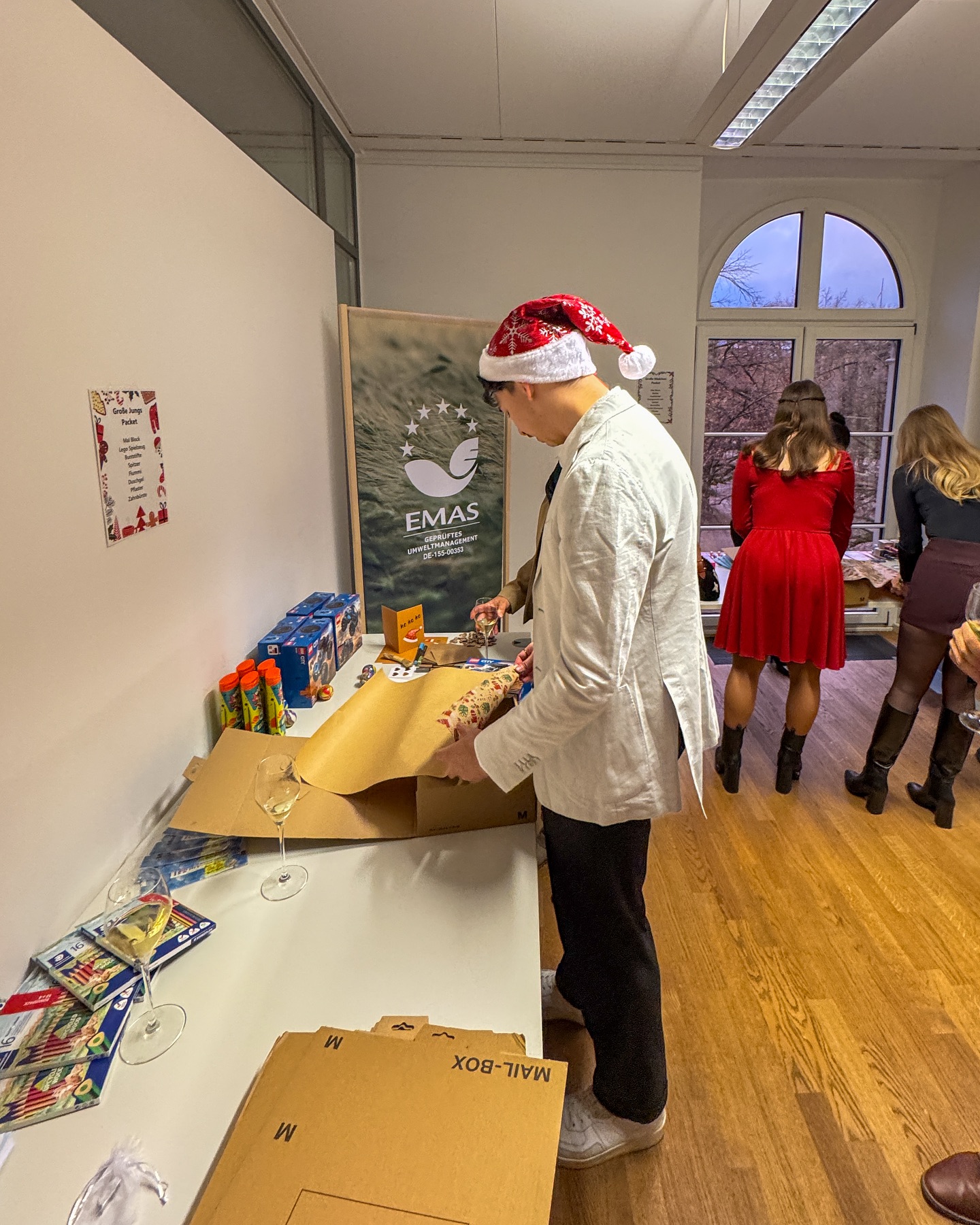 Ein zauberhafter Abend voller Freude, Lachen und unvergesslicher Momente! 🎄✨
Unser ADVICON-Weihnachtsessen war ein ganz besonderer Abend, geprägt von festlicher Stimmung, Herzlichkeit und Gemeinschaft.
Zum Start haben wir eine tolle Teamaktivität umgesetzt: In unserer selbst gebauten Packstation packten wir gemeinsam Weihnachtsgeschenke für bedürftige Kinder, schrieben persönliche Botschaften und verbreiteten Freude in der ganzen Welt.
Es war ein großartiges Gefühl, zusammen etwas zurückzugeben und die weihnachtliche Liebe zu teilen. 🎁💖
Anschließend genossen wir ein köstliches Abendessen, und die Musik lud uns ein, bis spät in die Nacht das Tanzbein zu schwingen.
Wir schätzen diese besonderen Momente, und freuen uns auf alles, was das neue Jahr für uns bereithält. 🌟
#ADVICONWeihnachten #Miteinander #Gemeinschaft #Team