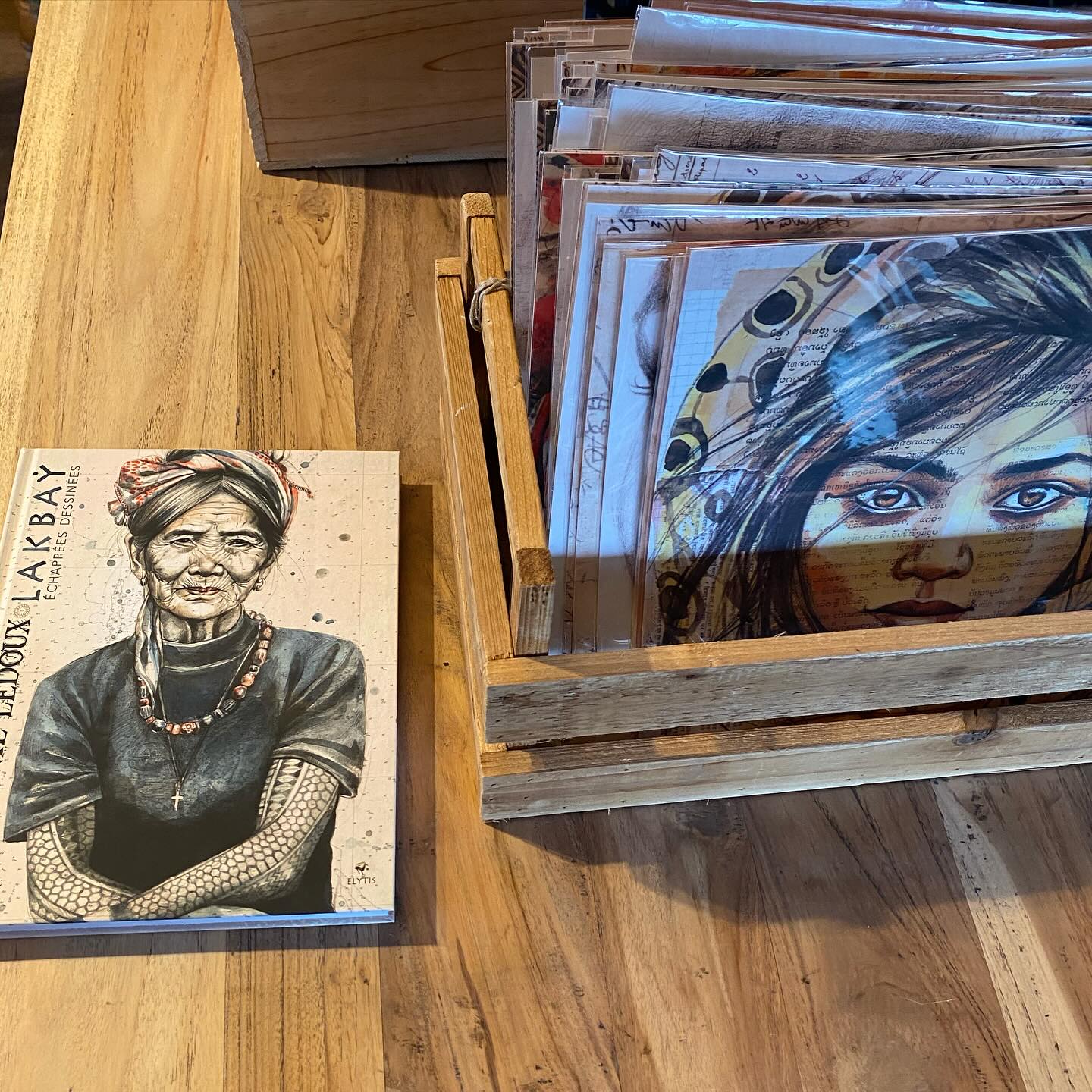 Séance inspiration-exploration auprès de @steph.ledoux lors des portes ouvertes de son sublime atelier ce week-end avec un accueil plus que chaleureux (merci en particulier à ses parents pour leur hospitalité !)
Nos carnets de voyage lors des ateliers d’écriture n’auront qu’à bien se tenir 😂.
Retrouvez son témoignage (en 2020) dans le magazine Boudu @boudumag avec des photos notamment de @rmixer : https://www.boudulemag.com/post/croquistadore-stéphanie-ledoux
#stephanieledoux #carnetdevoyage #atelierecriture #toulouse #toulousemaville #boudumagazine