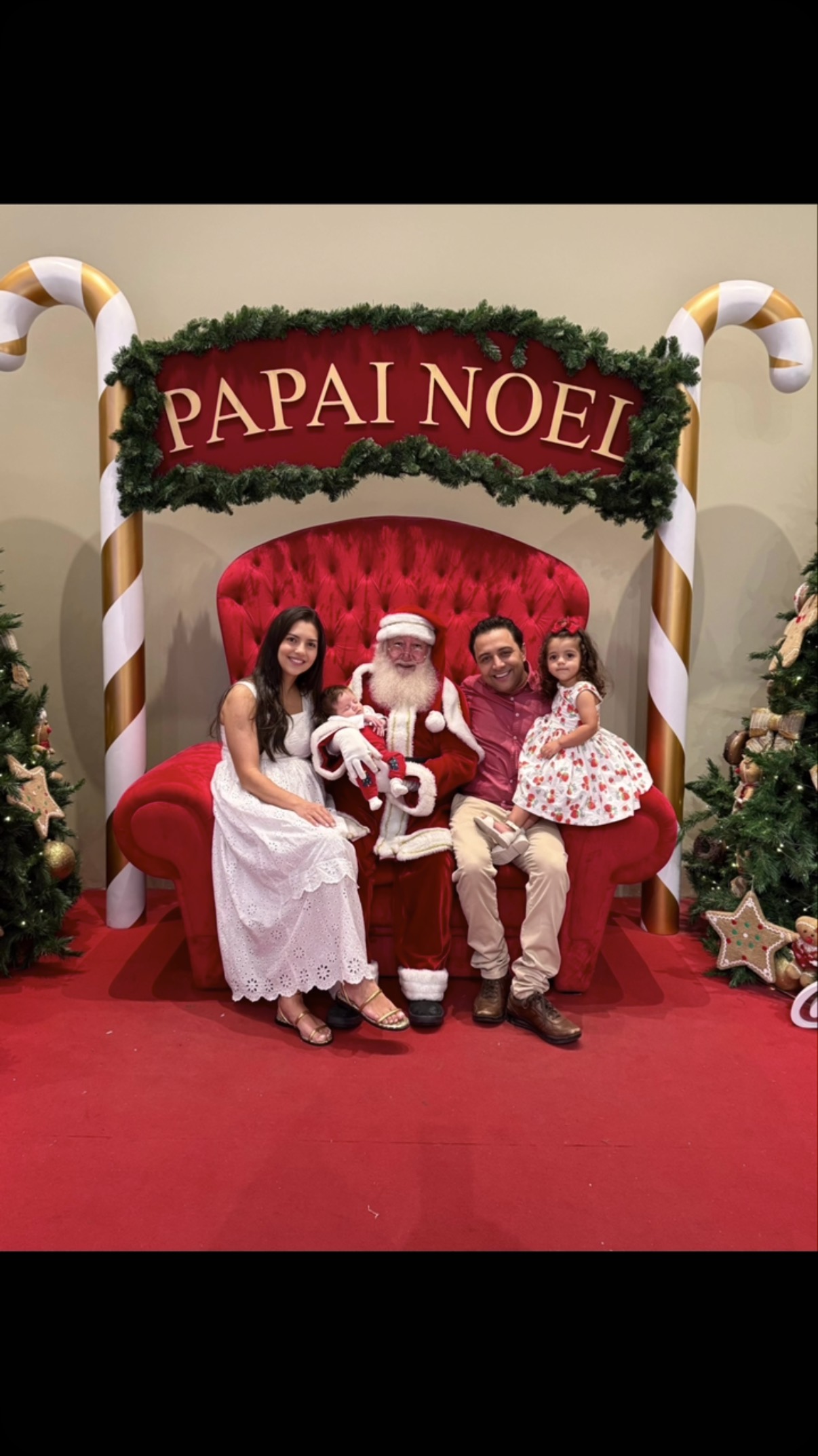 Neste Natal, celebramos o amor e as bênçãos que 2024 nos trouxe. Com a chegada da pequena Ana e o crescimento da nossa Maria, nosso ano foi repleto de alegrias. Desejamos a todos um Natal cheio de amor, paz e momentos inesquecíveis ao lado de suas famílias. Feliz Natal!