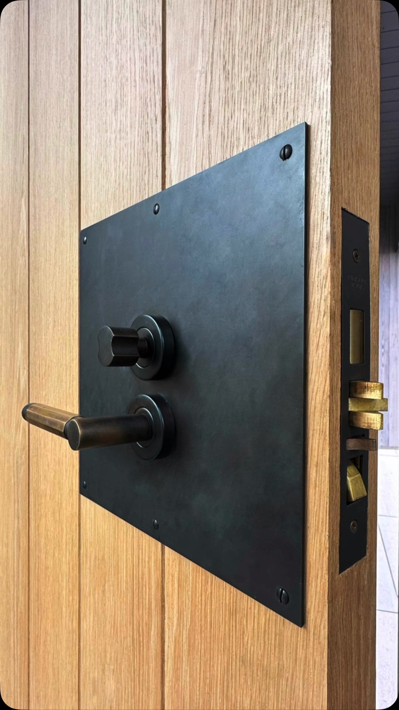 Custom architectural hardware for a weighty door
.
.
#customhomes #greatclients #luxurylifestyle #finehomebuilding #coastalliving #archdaily #architecturalhardware #bronze #archilovers #industrialstyle #steampunk #darkhomedecor #oakdoor @canaandist @turnstyledesigns @ospreybarns
.
.
@andrewbartolotta_aia
@apexpps