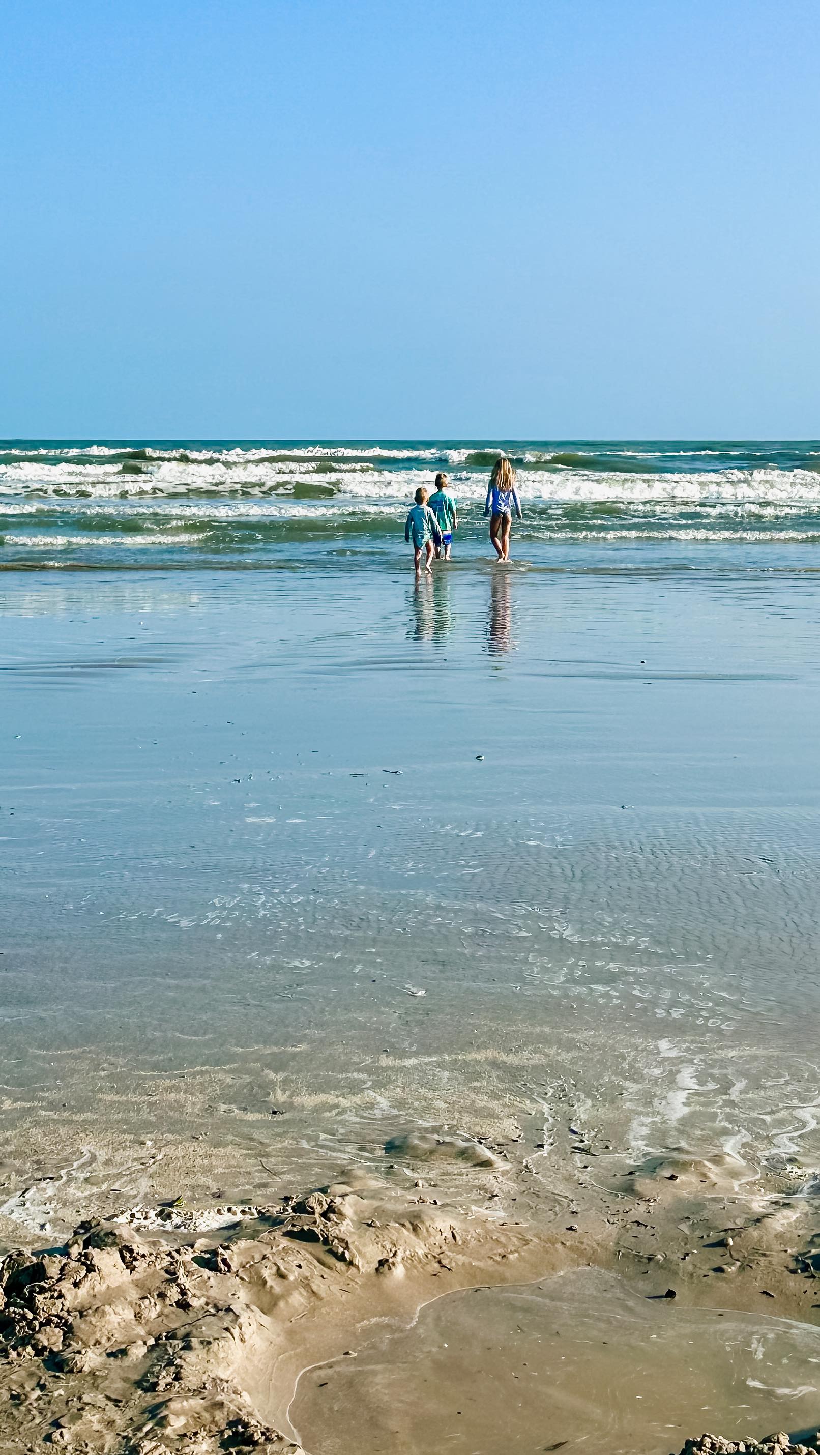 We love fall & winter at the beach with @sunflowerbeachporta! With a simple checkin, luxury houses, beautiful heated pools, family activities and the beach - it’s our new family retreat!.
.
. #atxfamily #drippingspringstx #georgetowntx #texasmom #momlife #georgetowntexas #atxmomlife #momblogger #familyvacation #texasfamily #texasfamilyvacation