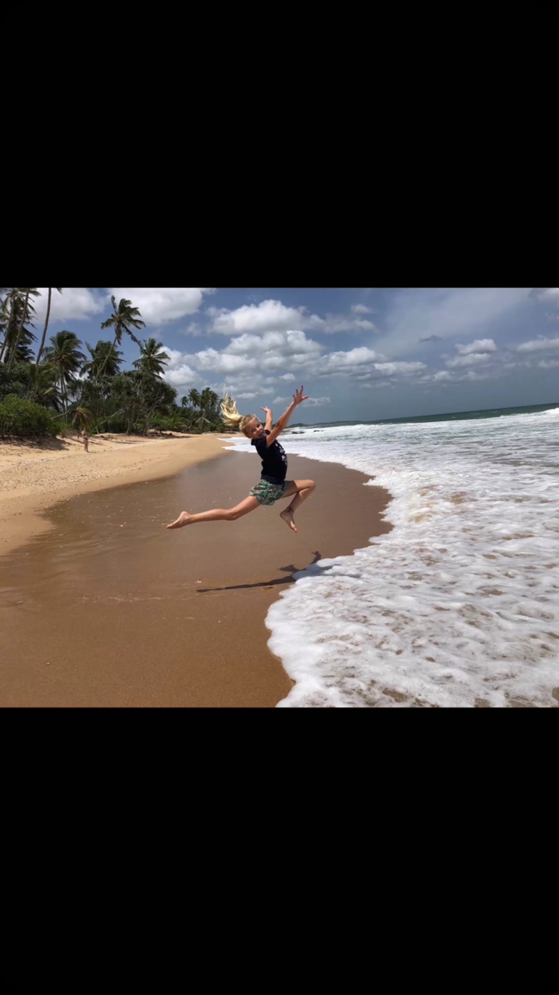 Wijaya Beach #turtle #sea #beach #srilanka #srilankatravel #southsrilanka #fun #family #holiday #paradise #waves #joy