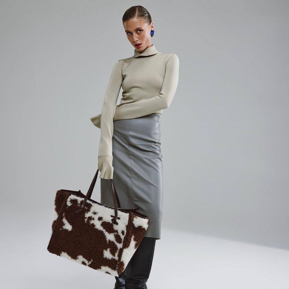 Make a statement with Marcella’s Maxi Cow ✨ @giannichiarini #handbagslover #giannichiarini #statementbag