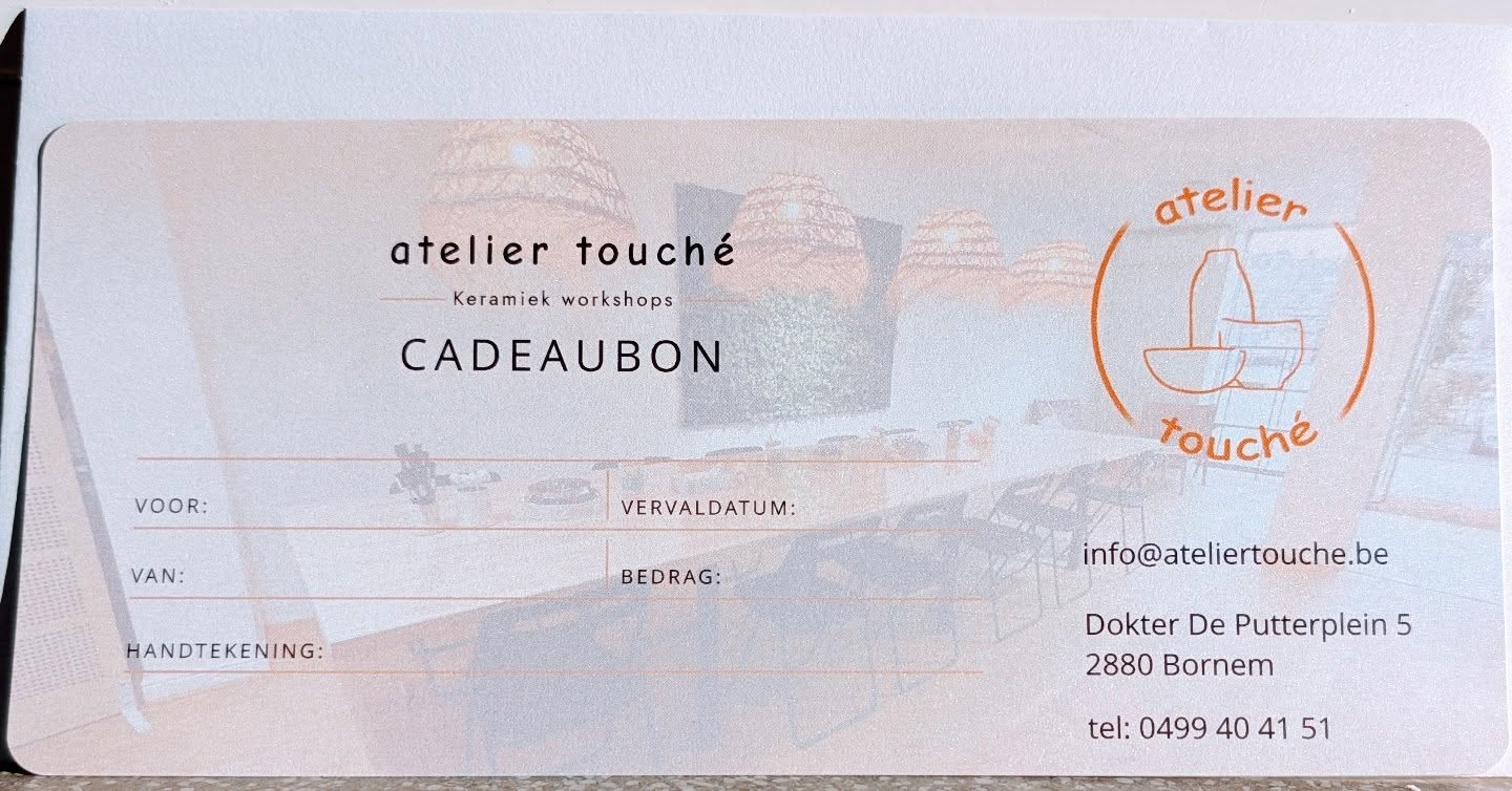 Zoek je nog een origineel geschenk om cadeau te geven deze feestdagen🎁?
Onze Atelier Touché cadeaubonnen zijn vanaf nu bij ons in het atelier verkrijgbaar!
Het bedrag kies je zelf, en de bon kan voor alle keramiek workshops worden gebruikt.
Ook leuk als verjaardagscadeau, als bedanking, of gewoon zomaar als attentie voor iemand die jou dierbaar is.
Want een belevenis is altijd een fijn cadeau, zowel om te geven als te krijgen ☺️.