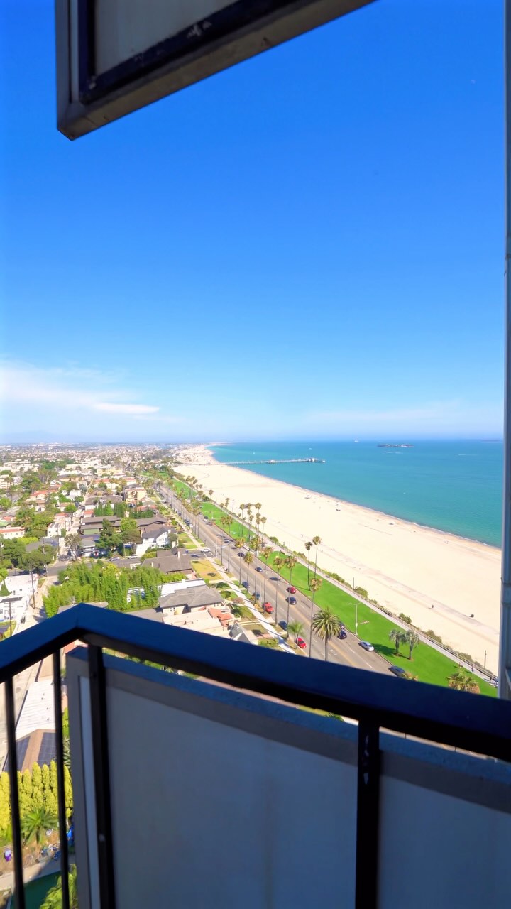 Incredible views would be an understatement here. πποΈπ
.
.
Listed by @nicolemariewm @jules_therealtor
Video by @westrobinmedia
.
.
.
#realestate #luxury #lifestyle #luxurylifestyle #realtor #interiordesign #california #losangeles #beach #ocean #sunset #oceanblvd #oceanboulevard #longbeach #summer #realestate