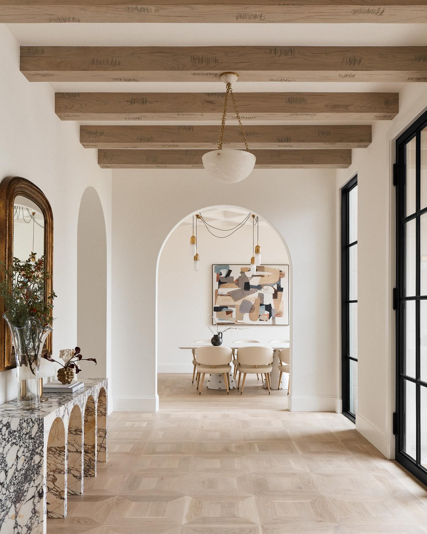 Step into a foyer designed to embrace you with warmth and elegance.
Norway Road Project
Interior Design & Construction: @me.development
Photography: @yanglincphoto